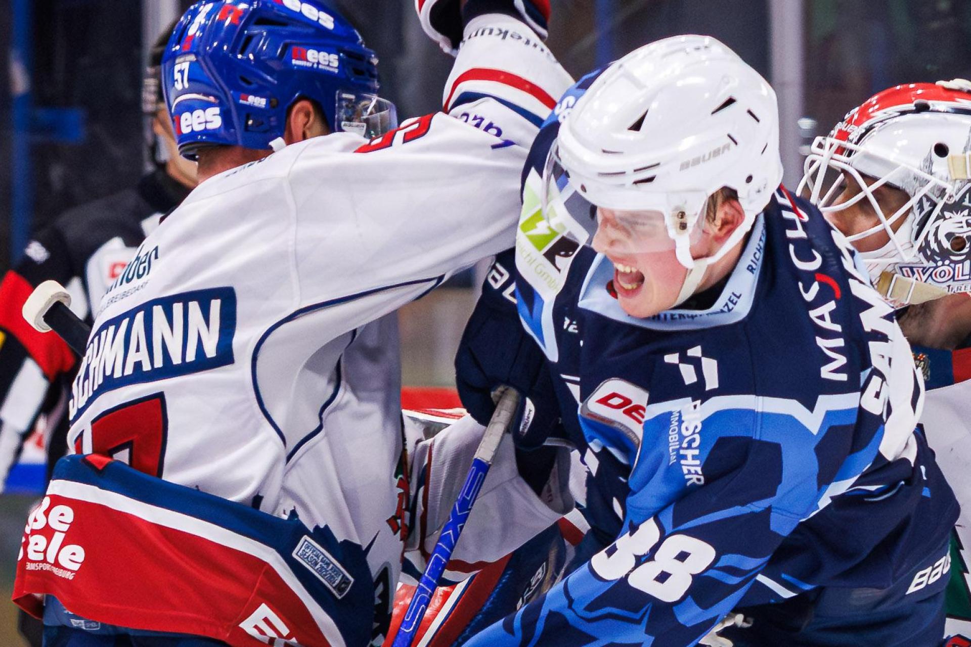 Schwerer Stand für Noah Samanski und die Blue Devils Weiden im Spiel gegen den EHC Freiburg. Allgemein war das Wochenende für die Blue Devils mit nur einem Zähler nicht wirklich zufriedenstellend.  (Bild: Werner Moller)