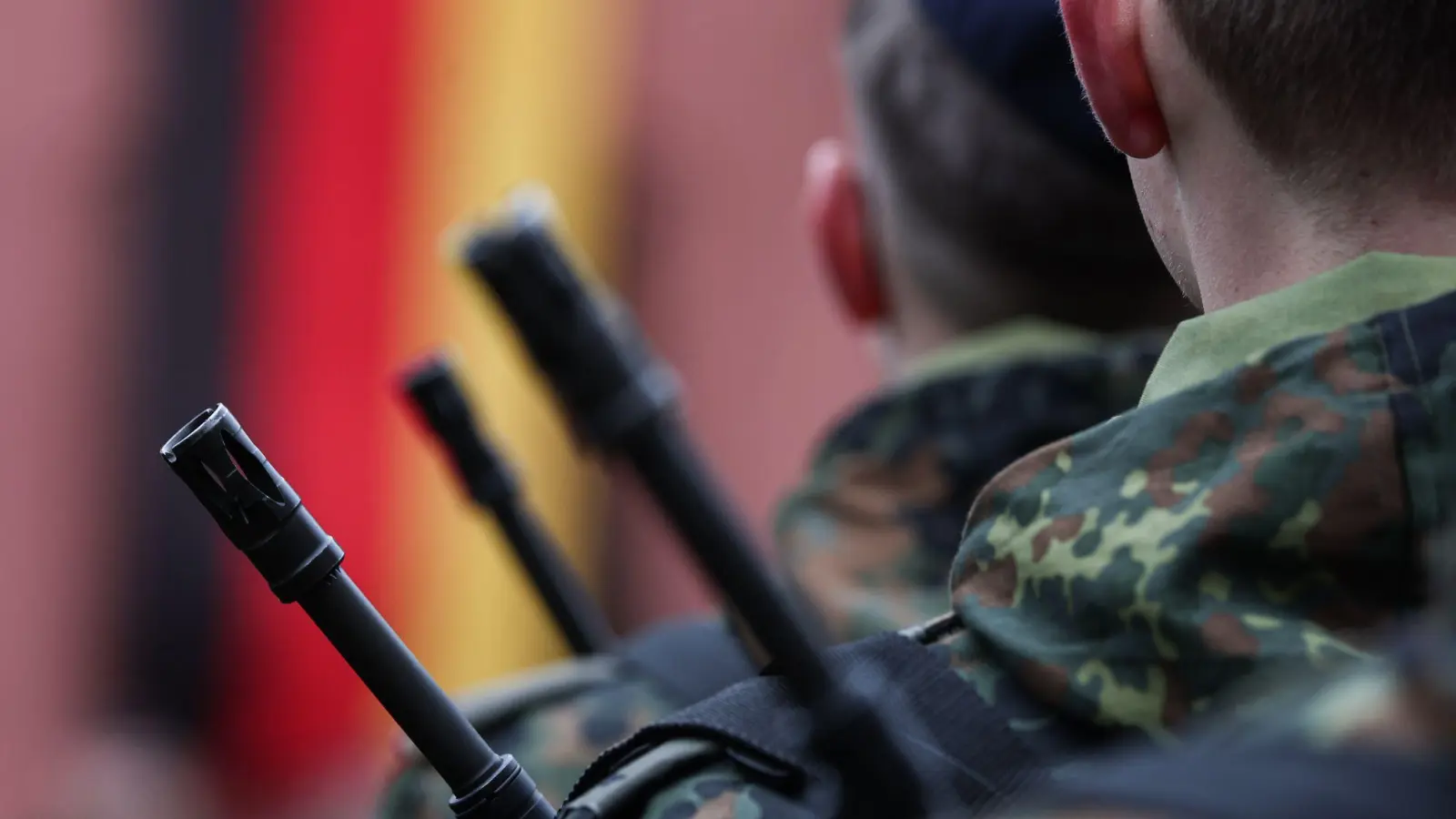 2025 nahmen deutlich mehr minderjährige Rekruten ihren Dienst bei der Bundeswehr auf als im Jahr zuvor. (Symbolbild) (Bild: Hannes P. Albert/dpa)