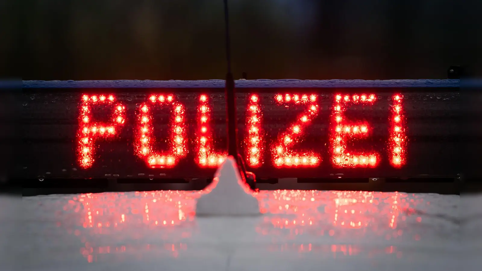 In Weiden wurden zwei geparkte BMWs bei Unfallfluchten beschädigt. Die Polizei bittet um Hinweise von Zeugen. (Symbolbild: Soeren Stache/dpa)