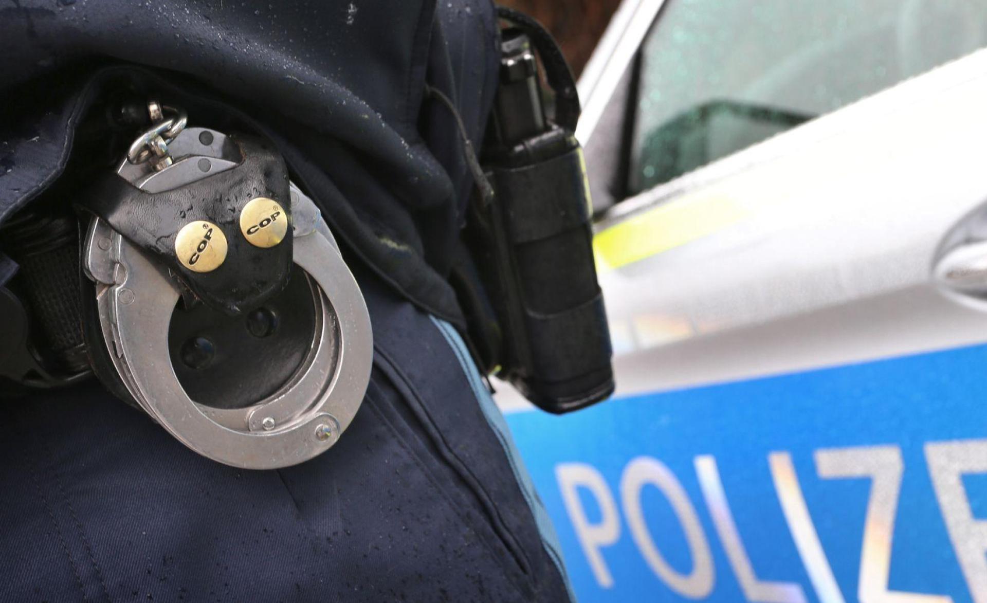 Ein Polizist wurde im Einsatz verletzt. (Symbolbild: Karl-Josef Hildenbrand/dpa)