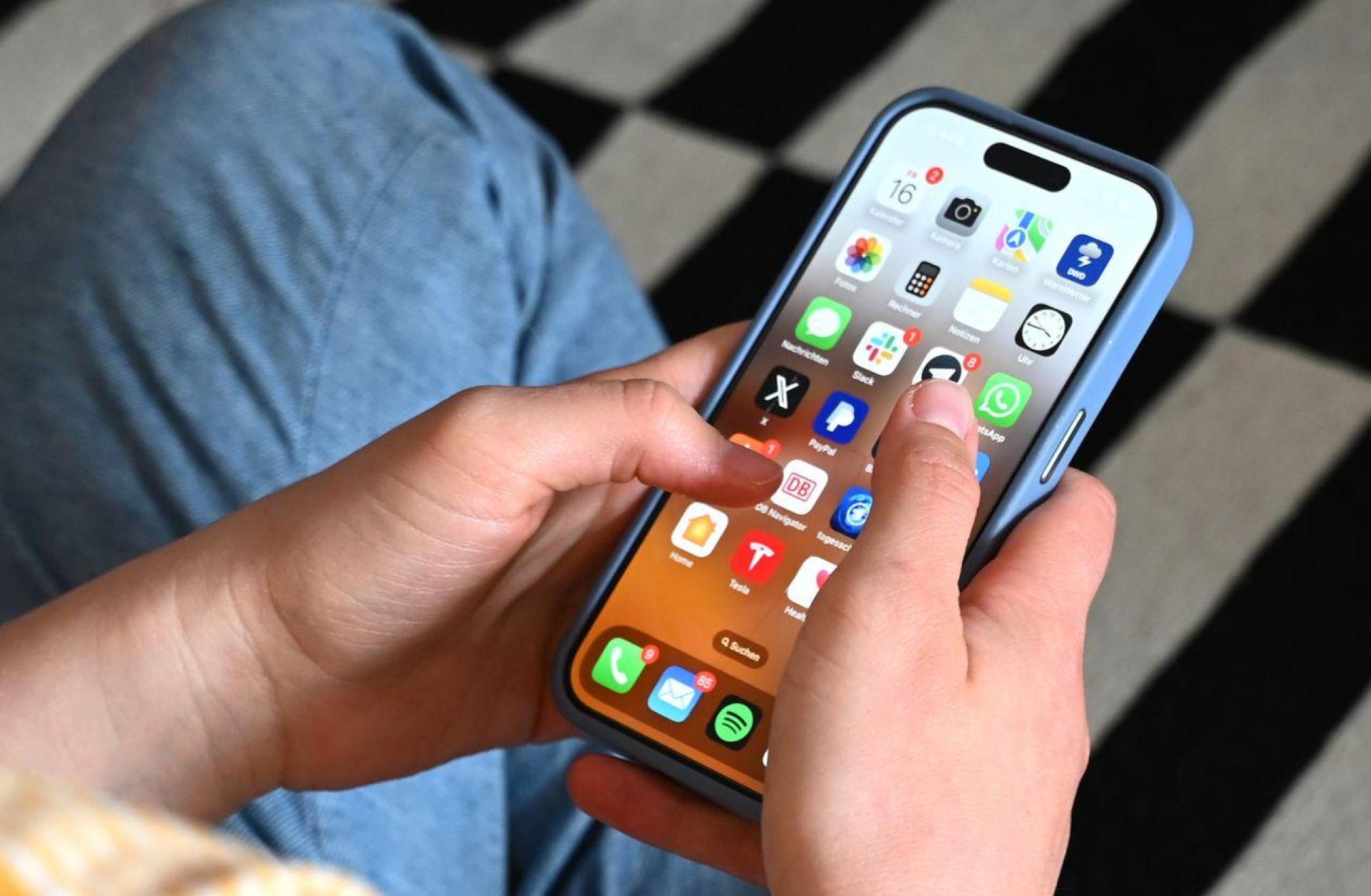 Laute Rufe nach Altersschranken für Jugendliche bei Social Media. (Symbolbild) (Bild: Elisa Schu/dpa)