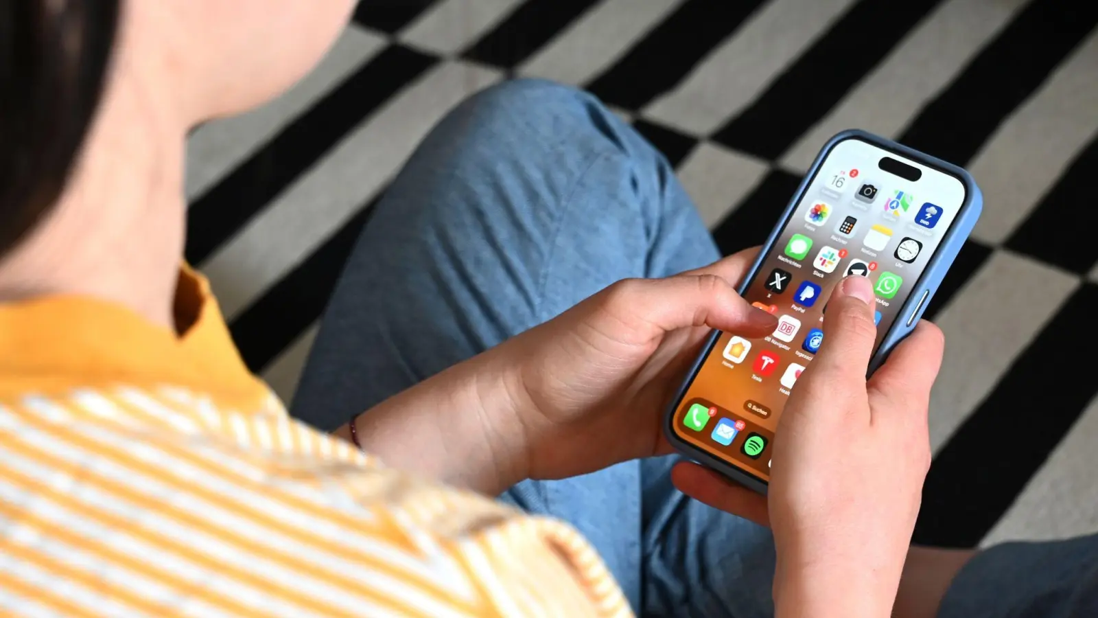 Laute Rufe nach Altersschranken für Jugendliche bei Social Media. (Symbolbild) (Bild: Elisa Schu/dpa)