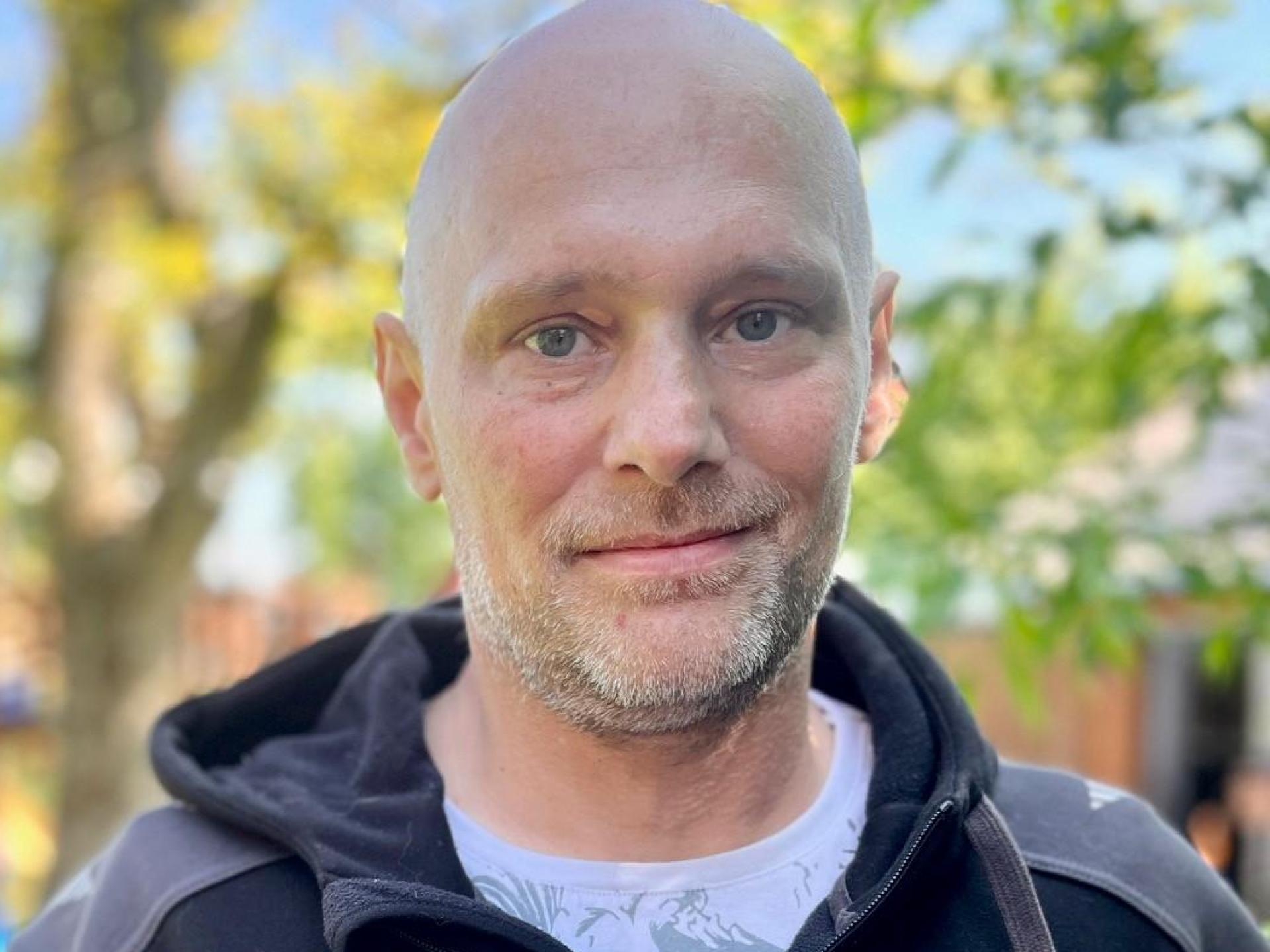 Andreas Schwaiger (43) aus Tremmersdorf hofft, dass sich viele Menschen als Stammzellenspender registrieren lassen – nicht nur, weil es ihm und seiner Familie helfen kann, sondern weil auch andere Erkrankte gerettet werden könnten. (Bild: Gabi Schönberger)