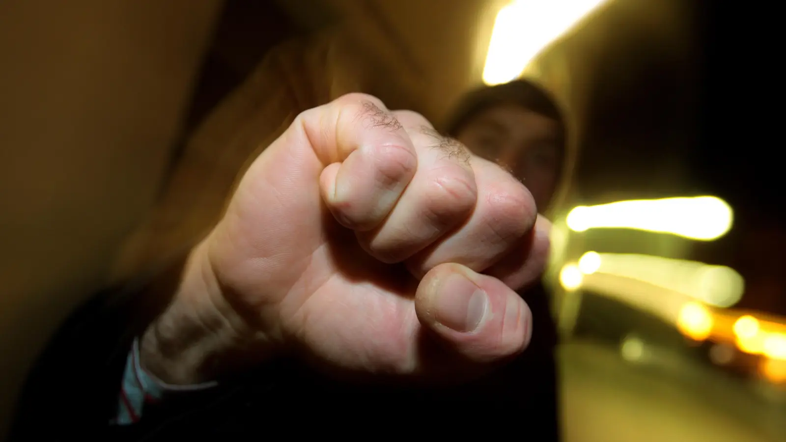 Drei Jugendliche sind in Cham auf einen 56-Jährigen losgegangen. (Symbolbild: Karl-Josef Hildenbrand/dpa)