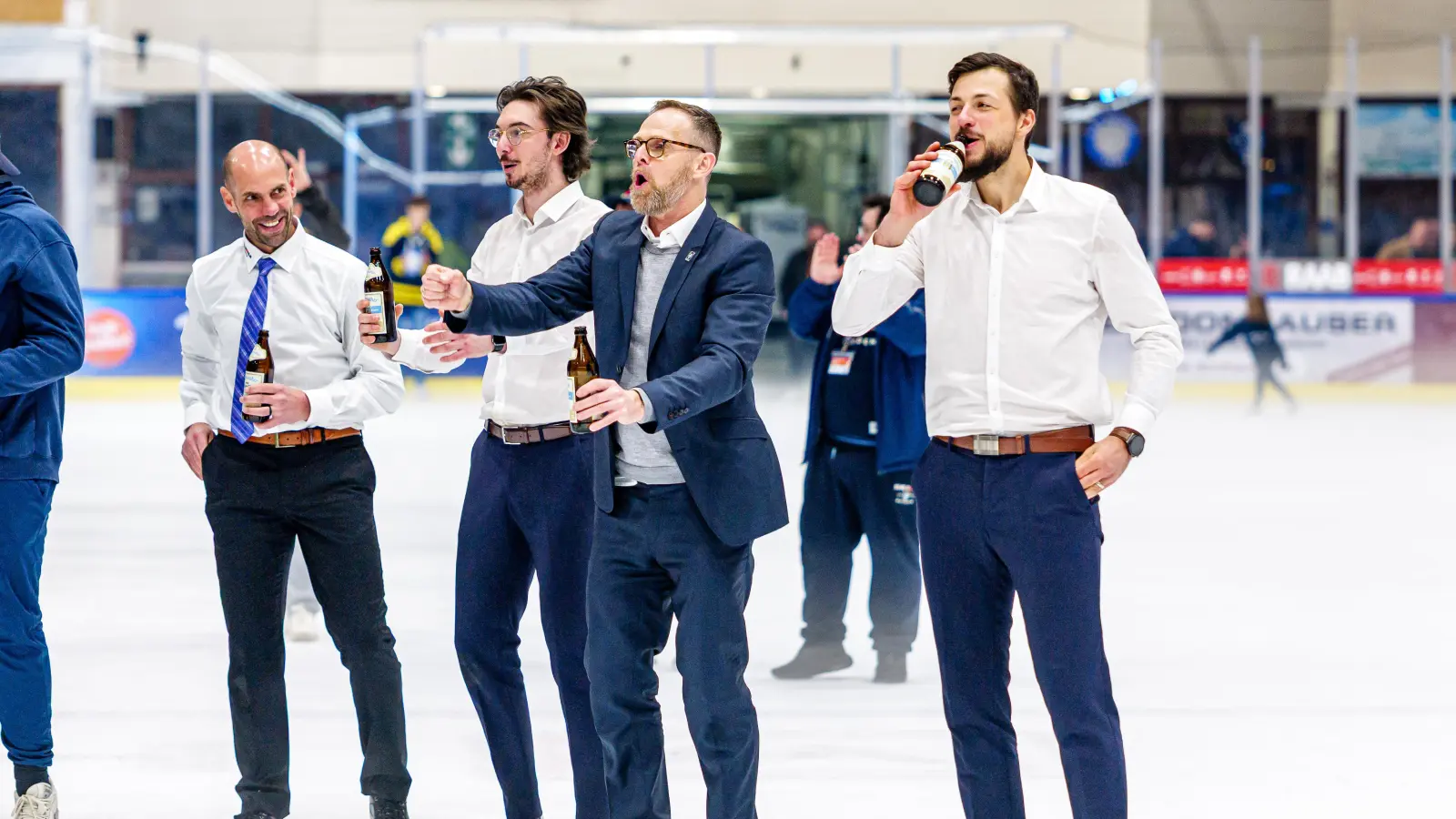 Jürgen Rumrich (Zweiter von rechts) wird die Blue Devils Weiden im Juli verlassen – doch wie geht es mit Alan Letang (Links) weiter?  (Archivbild: Elke Englmaier)