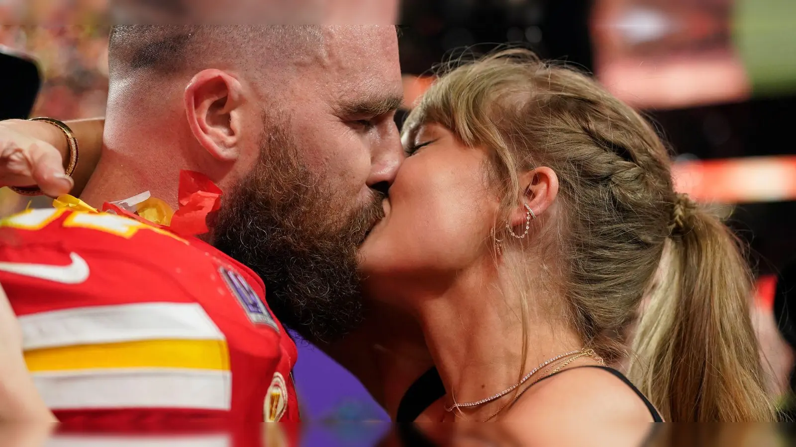 Und Kuss: Inzwischen sind Taylor Swift und Travis Kelce verlobt. (Archivbild) (Bild: Brynn Anderson/AP/dpa)