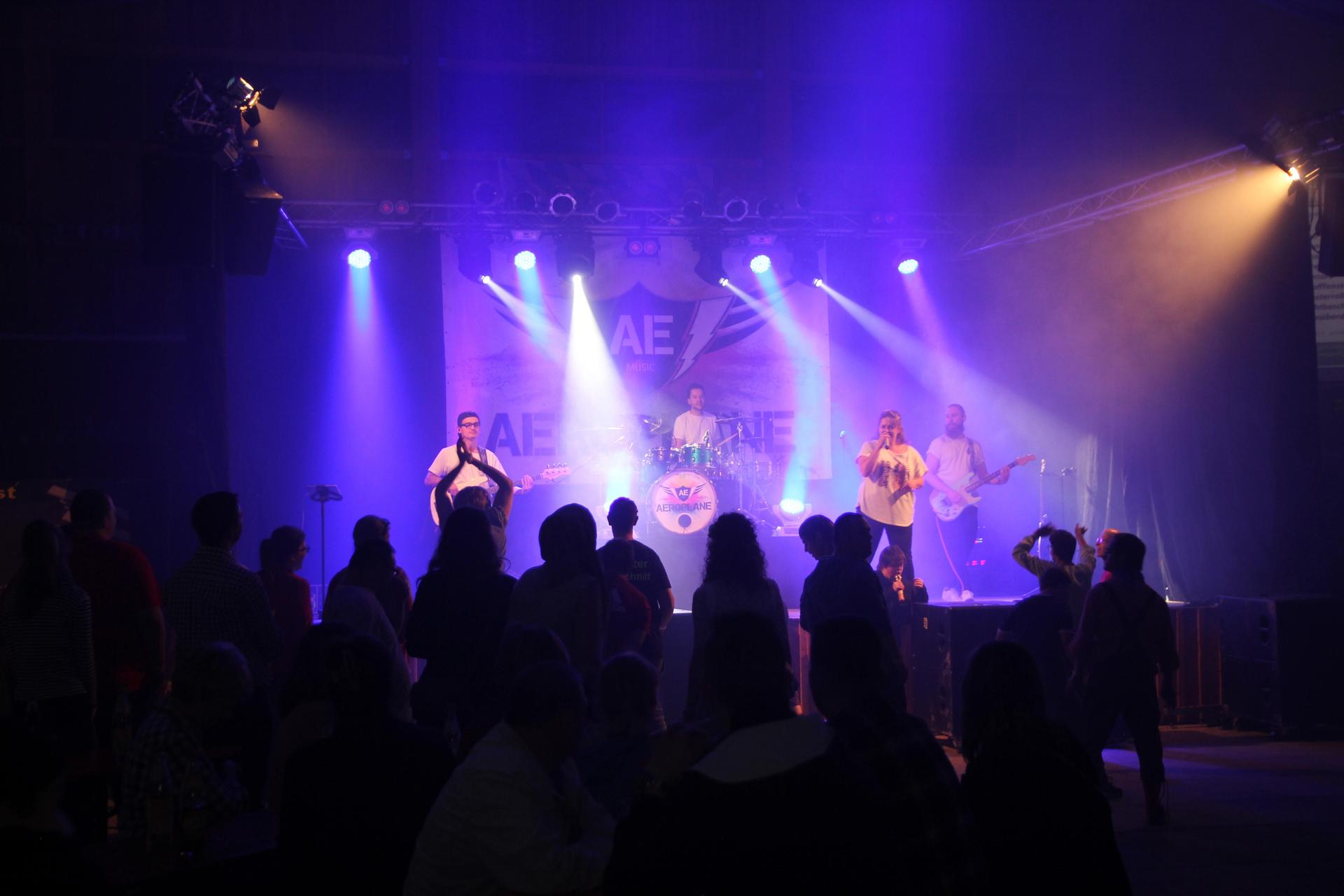 Die Band „Aeroplane” eröffnete am Freitag den Wurzer O'Schnitt. (Bild: Lea Stecher)