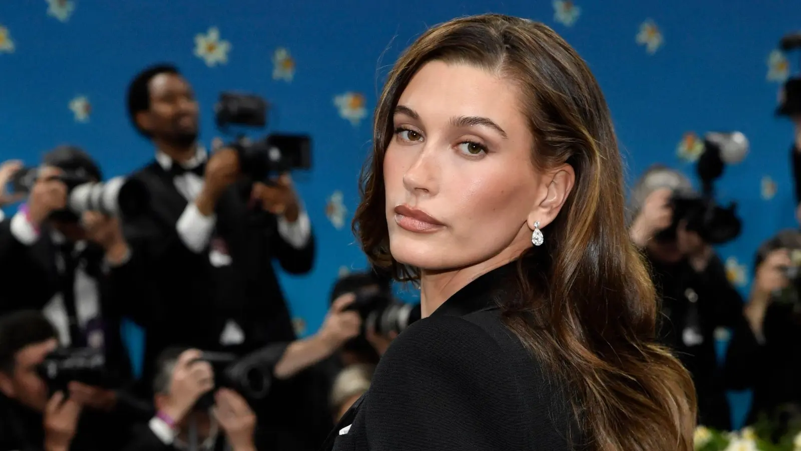 Hailey Bieber hatte eine weiß dekorierte Torte zum Geburtstag. (Archivbild) (Bild: Evan Agostini/Invision/dpa)