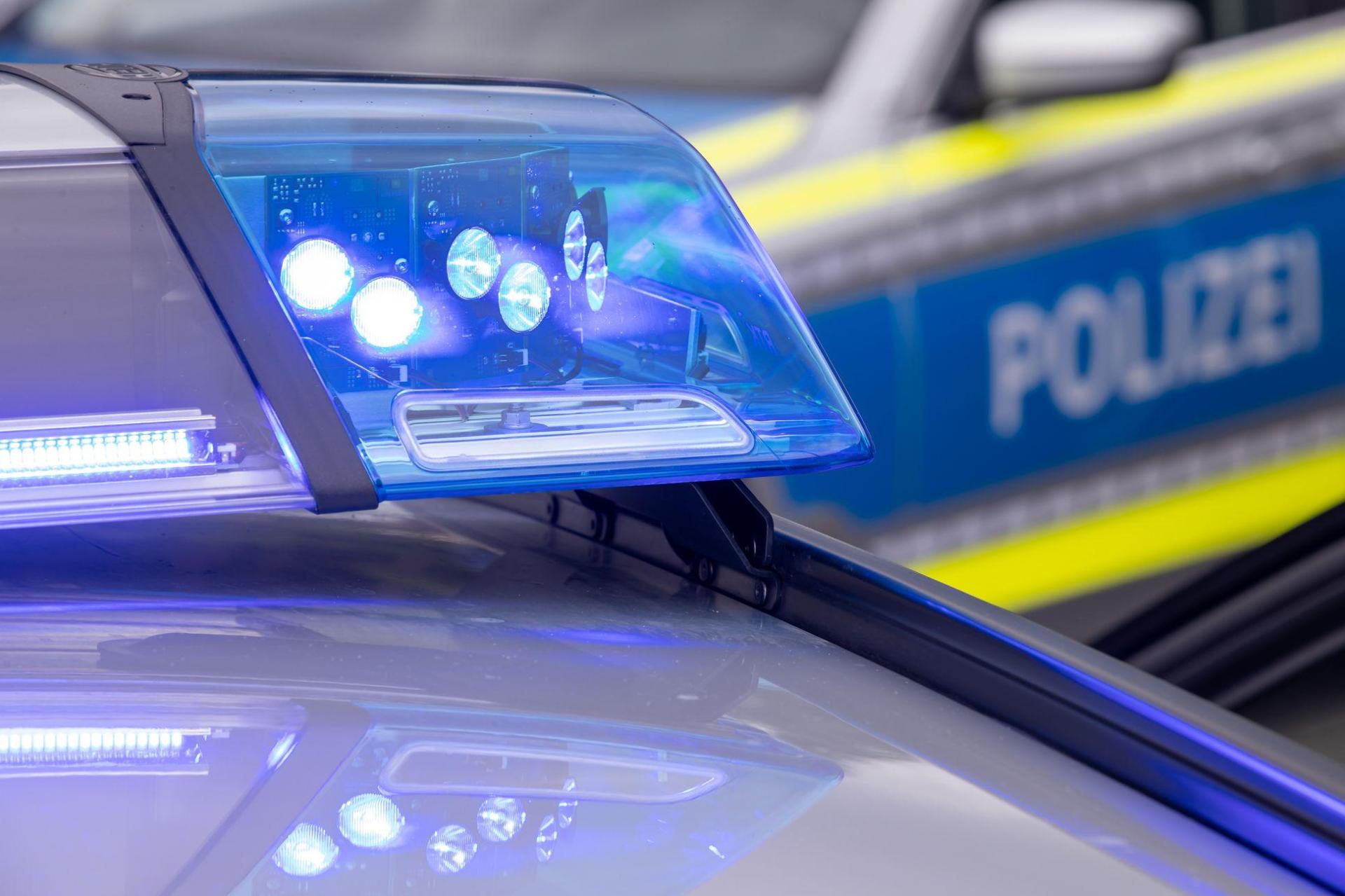 Nach einem Frontalzusammenstoß musste die Strecke für die Rettungsarbeiten mehrere Stunden gesperrt werden (Symbolbild: Daniel Karmann/dpa)