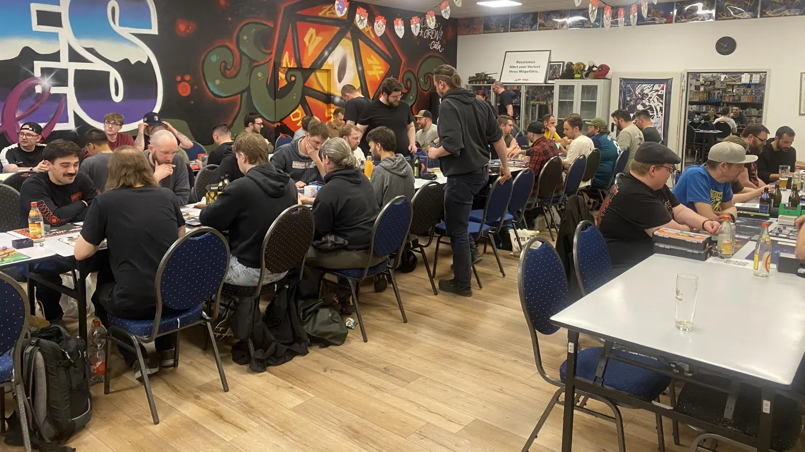 Mehr als 40 Leute spielen am Prerelease im Games-Café mit. (Bild: Schulz)