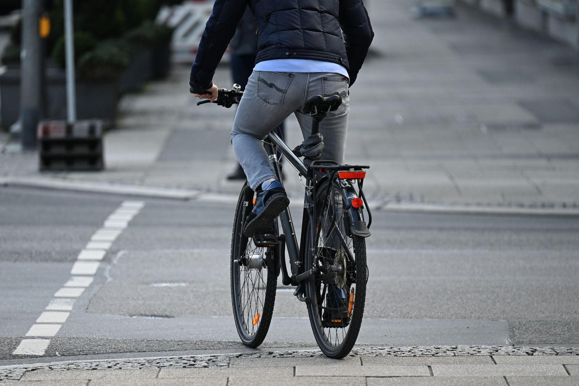 Ein Fahrradfahrer ist in Weiden auf der falschen Seite des Radwegs unterwegs gewesen und mit einem abbiegenden Auto zusammengestoßen. (Symbolbild: Michael Brandt/dpa)