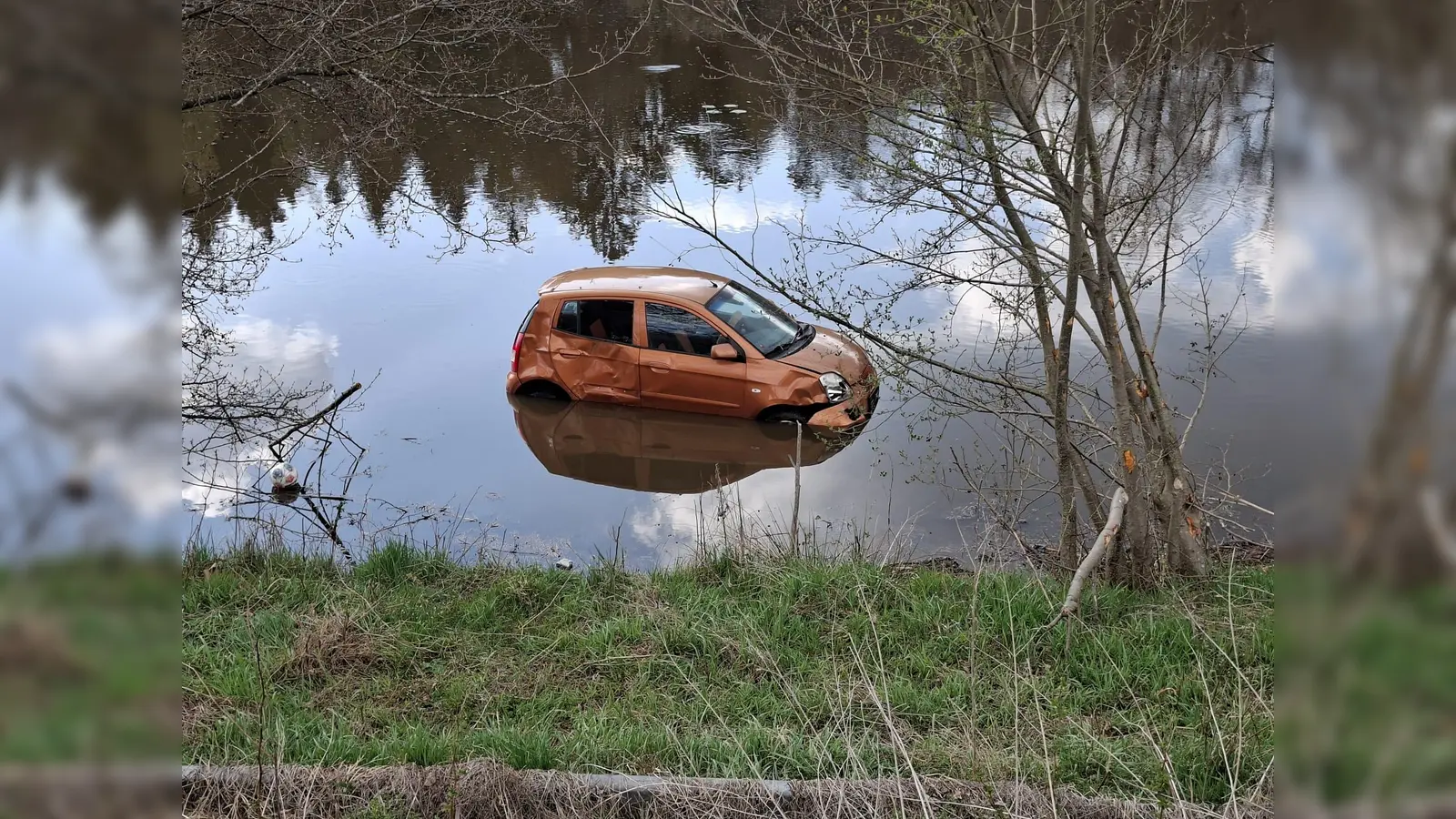 Am Freitagnachmittag landete eine Fahranfängerin mit ihrem Auto bei Trippach in einem Weiher. (Bild: Christian Hierold)
