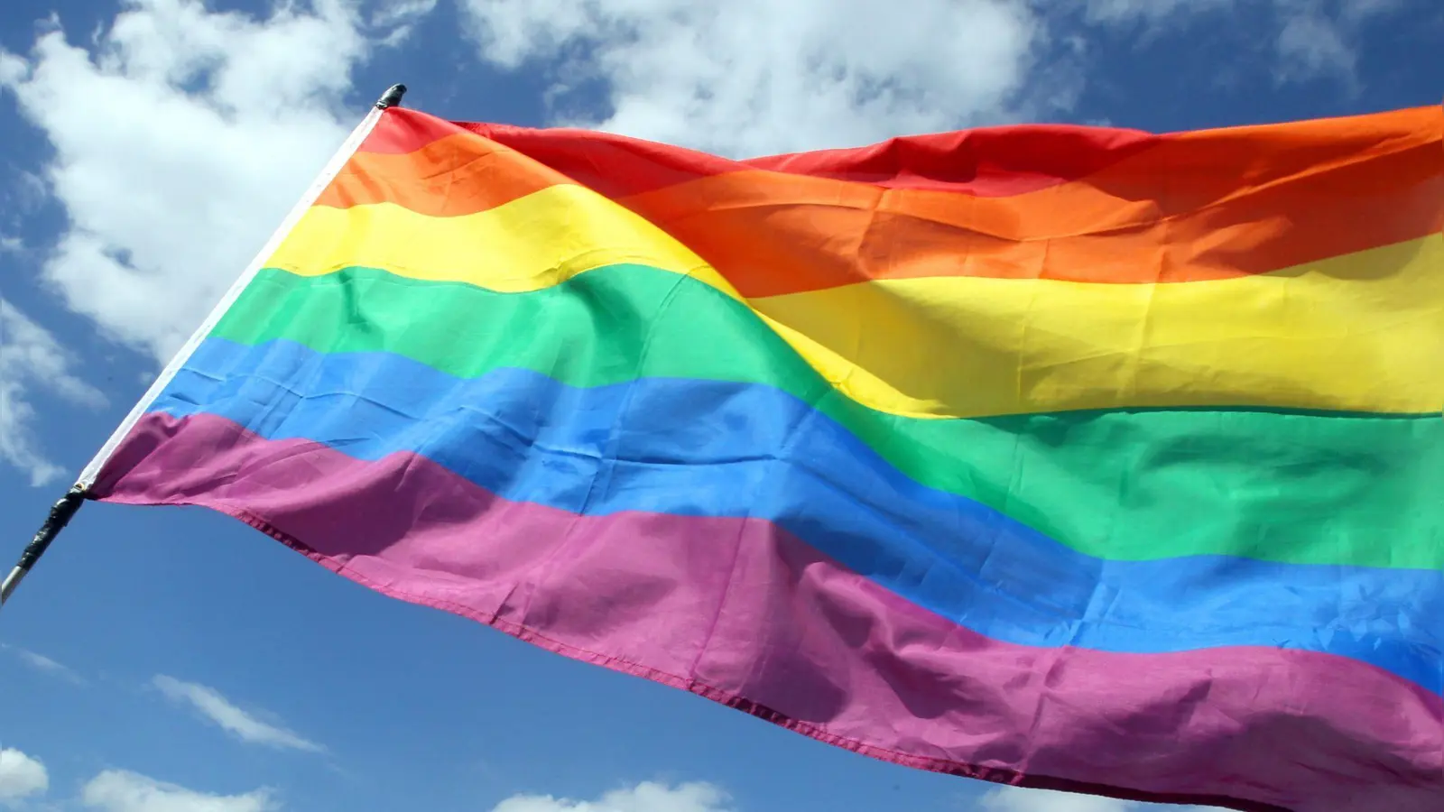 Am Samstag beteiligten sich mehrere tausend Teilnehmer am CSD in Regensburg. (Symbolbild) (Bild: Wolfgang Kumm/dpa)