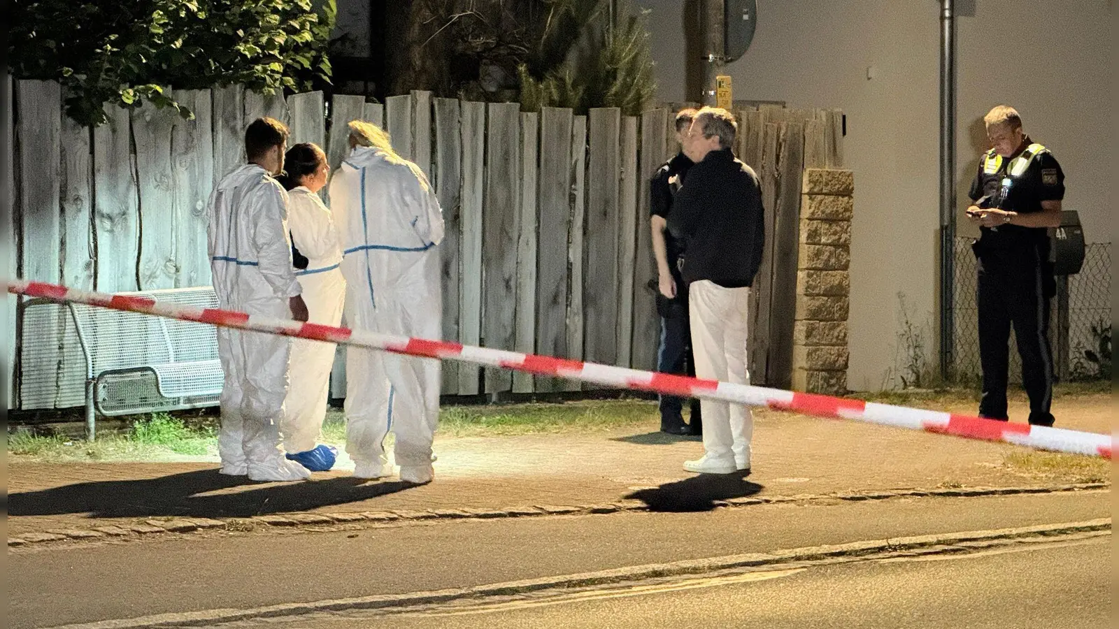 Polizisten und Mitarbeiter der Spurensicherung arbeiten am Tatort: Die Tatwaffe war nach Angaben der Staatsanwaltschaft ein Taschenmesser. (Bild: Goppelt/Vifogra /dpa)