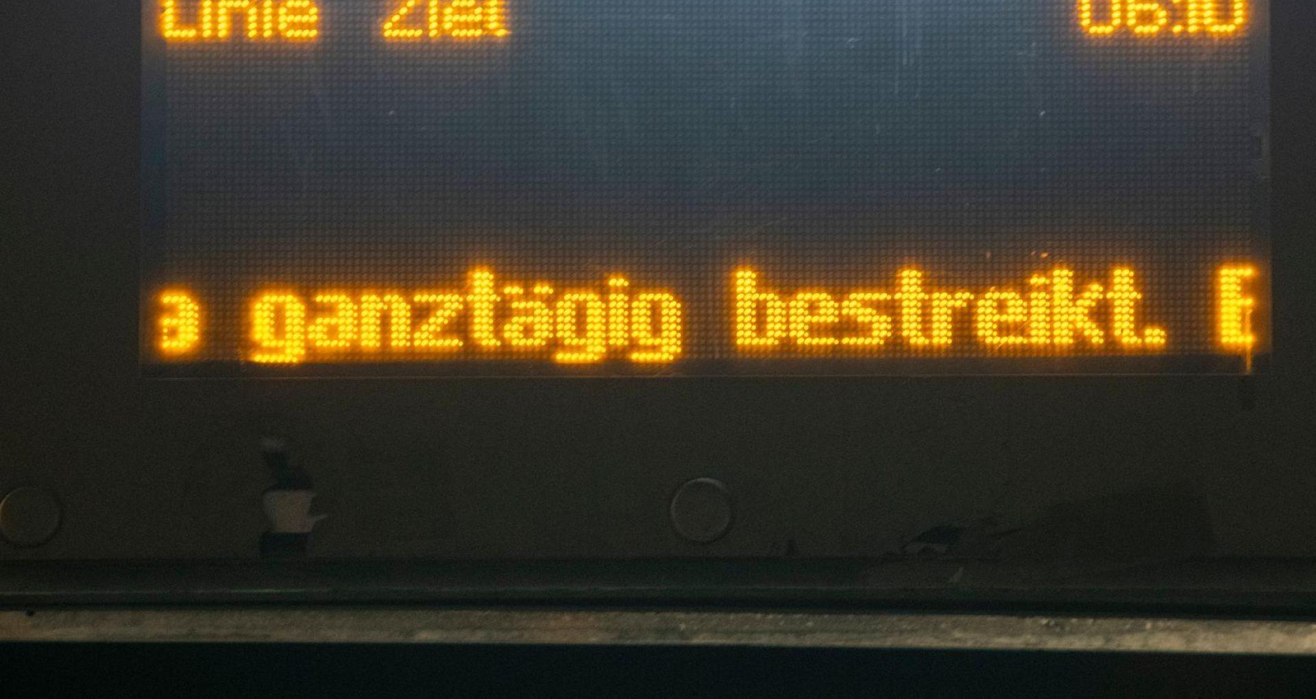 Nach Augsburg wird nun der öffentliche Nahverkehr in Nürnberg und Landshut bestreikt. (Archivbild) (Bild: Stefan Puchner/dpa)