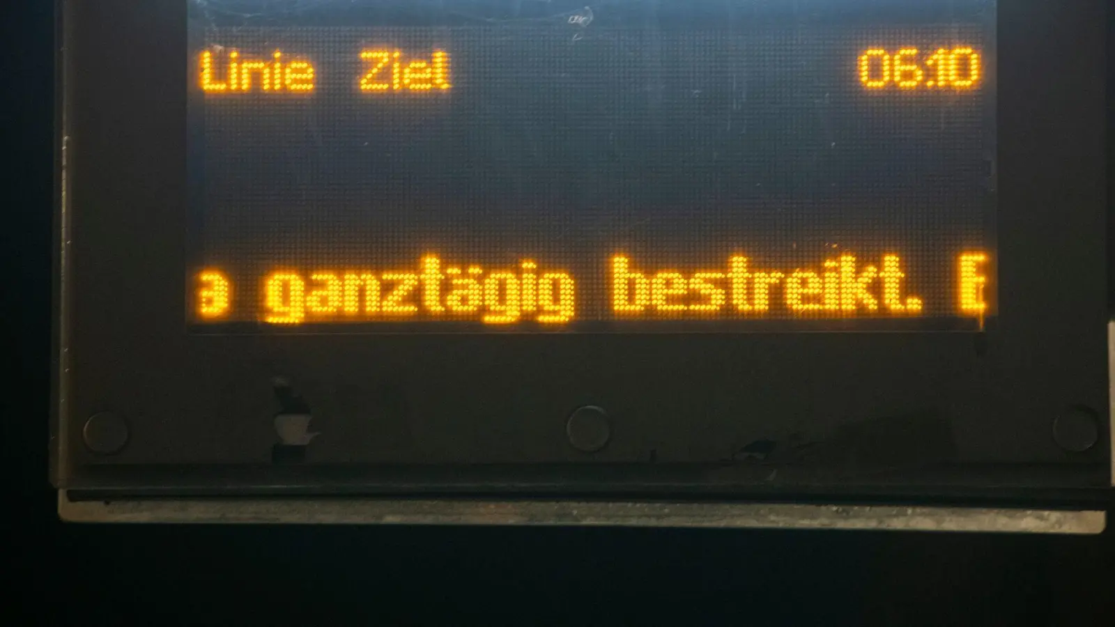 Nach Augsburg wird nun der öffentliche Nahverkehr in Nürnberg und Landshut bestreikt. (Archivbild) (Bild: Stefan Puchner/dpa)