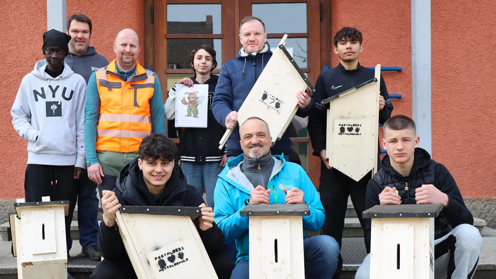 Schüler der Pestalozzischule präsentieren ihre selbstgebauten Nistkästen für Hornissen. (Bild: Pressestelle Stadt Weiden i.d.OPf.)
