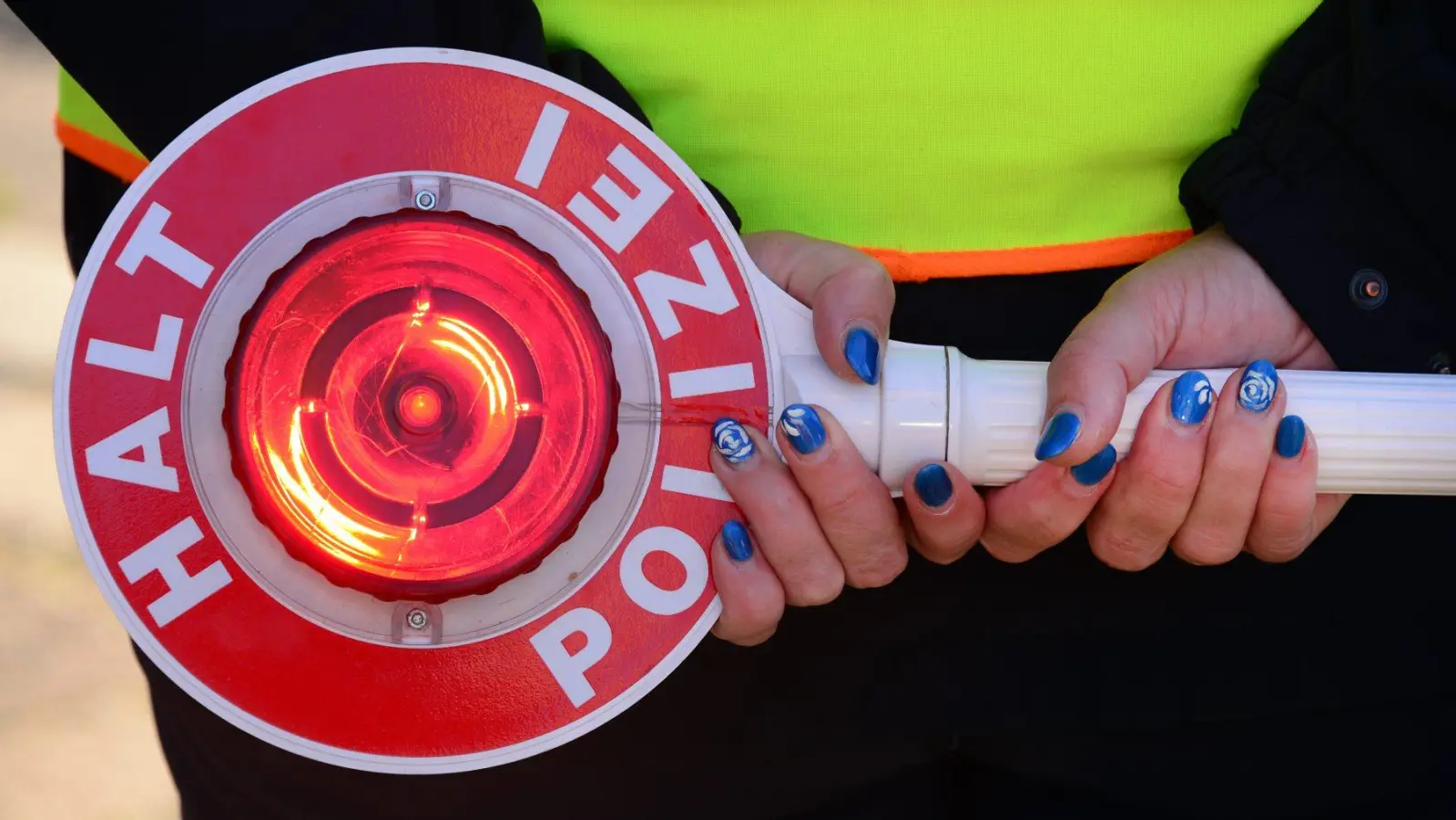 Ein völlig betrunkener Autofahrer wird in Weiden von der Polizei gestoppt. (Symbolbild: Martin Schutt/dpa)