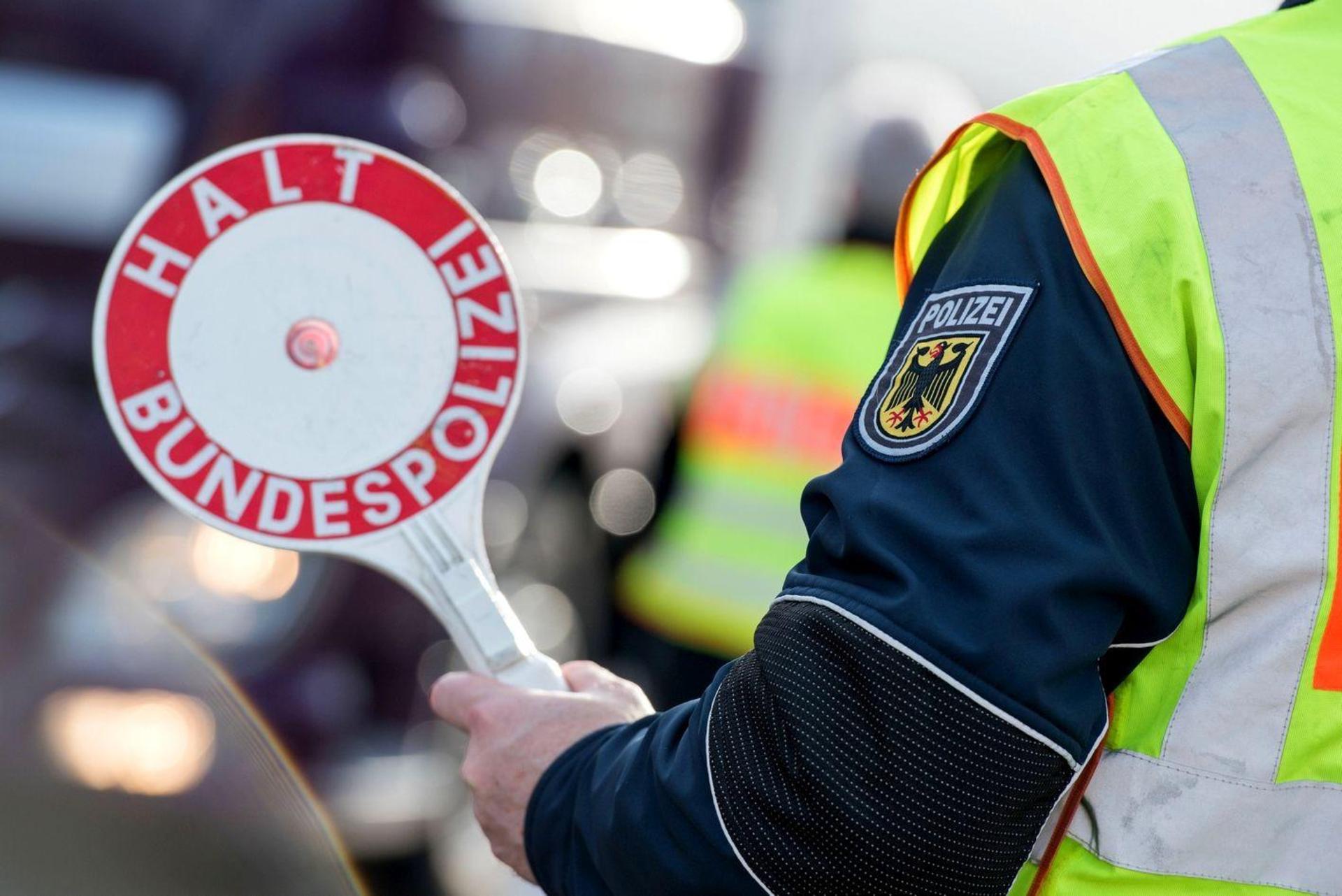 Ein Ukrainer versuchte trotz Einreiseverbot nach Deutschland zu gelangen. Die Polizei entdeckte gefälschte Dokumente und leitet Ermittlungen ein. (Bild: Bundespolizei)