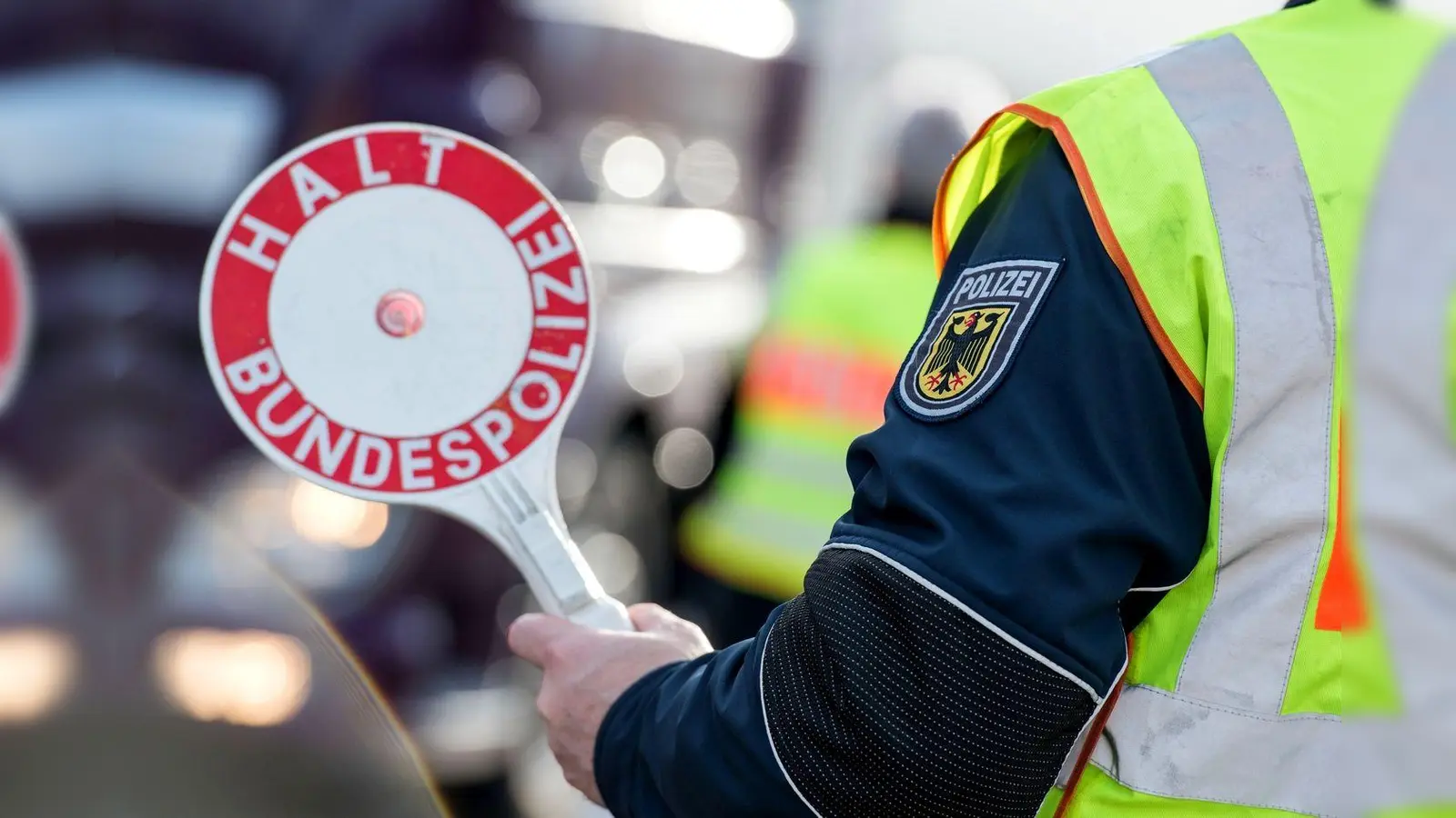 Ein Ukrainer versuchte trotz Einreiseverbot nach Deutschland zu gelangen. Die Polizei entdeckte gefälschte Dokumente und leitet Ermittlungen ein. (Bild: Bundespolizei)