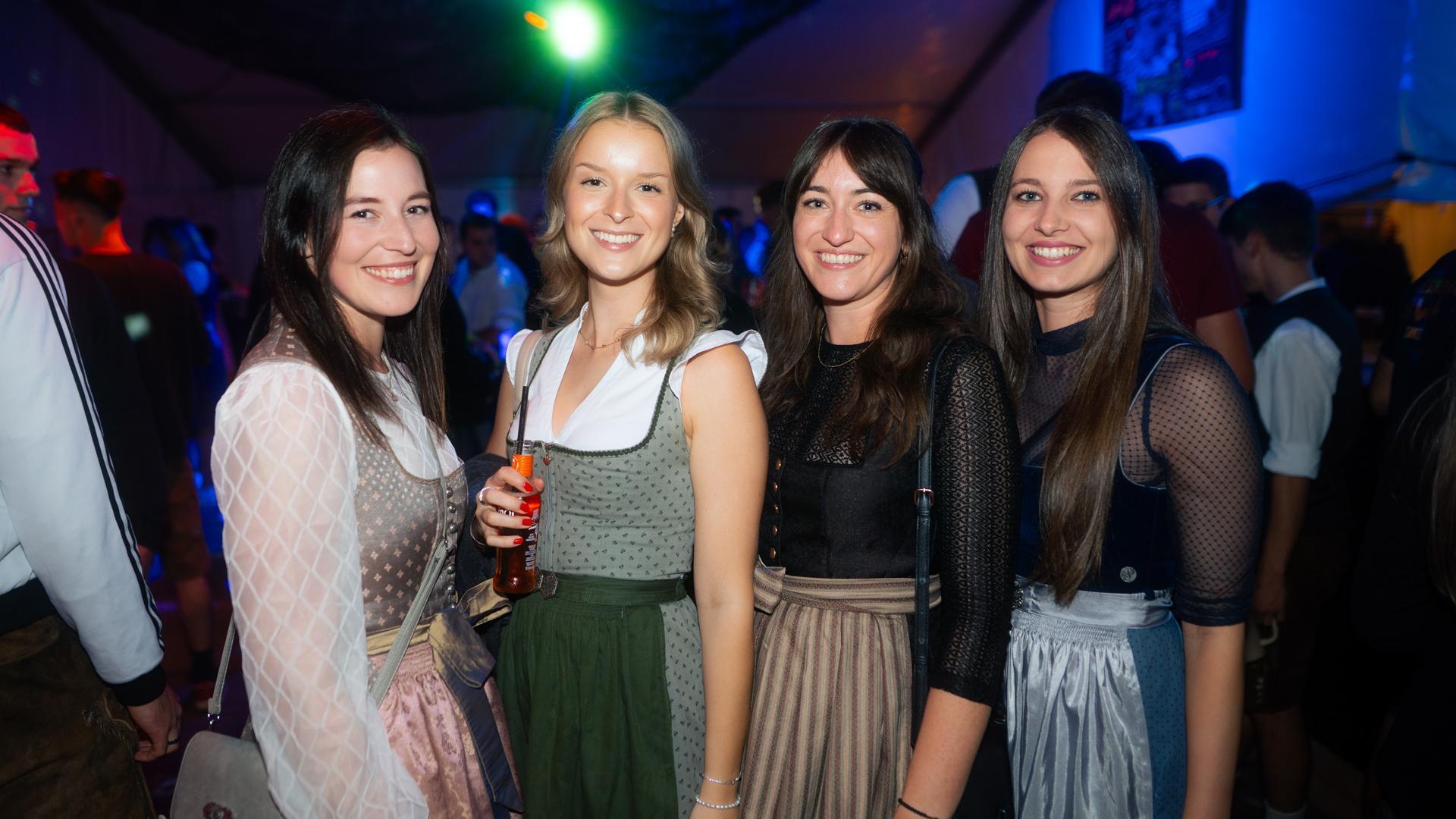 Die Quertreiber rocken am Samstagabend das Festzelt bei der Kirwa in Wernberg.  (Bild: Hannes Stock)