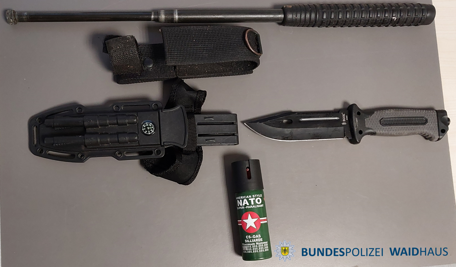 Bei einer Kontrolle auf der A6 bei Waidhaus entdeckt die Bundespolizei drei griffbereite Waffen in einem Auto.  (Symbolbild: Bundespolizei)