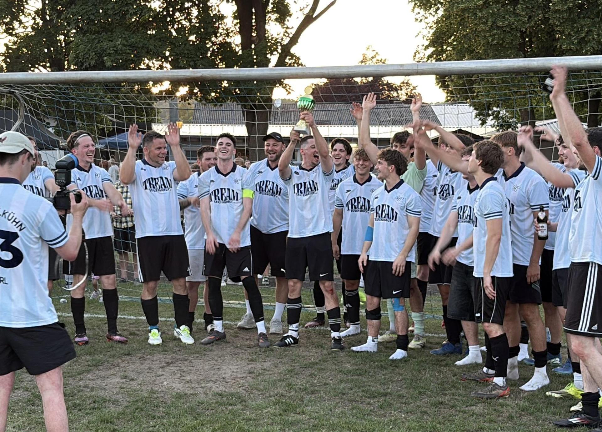 Tream feiert mit dem Pokal in der Hand. (Bild: Lukas Büchold)