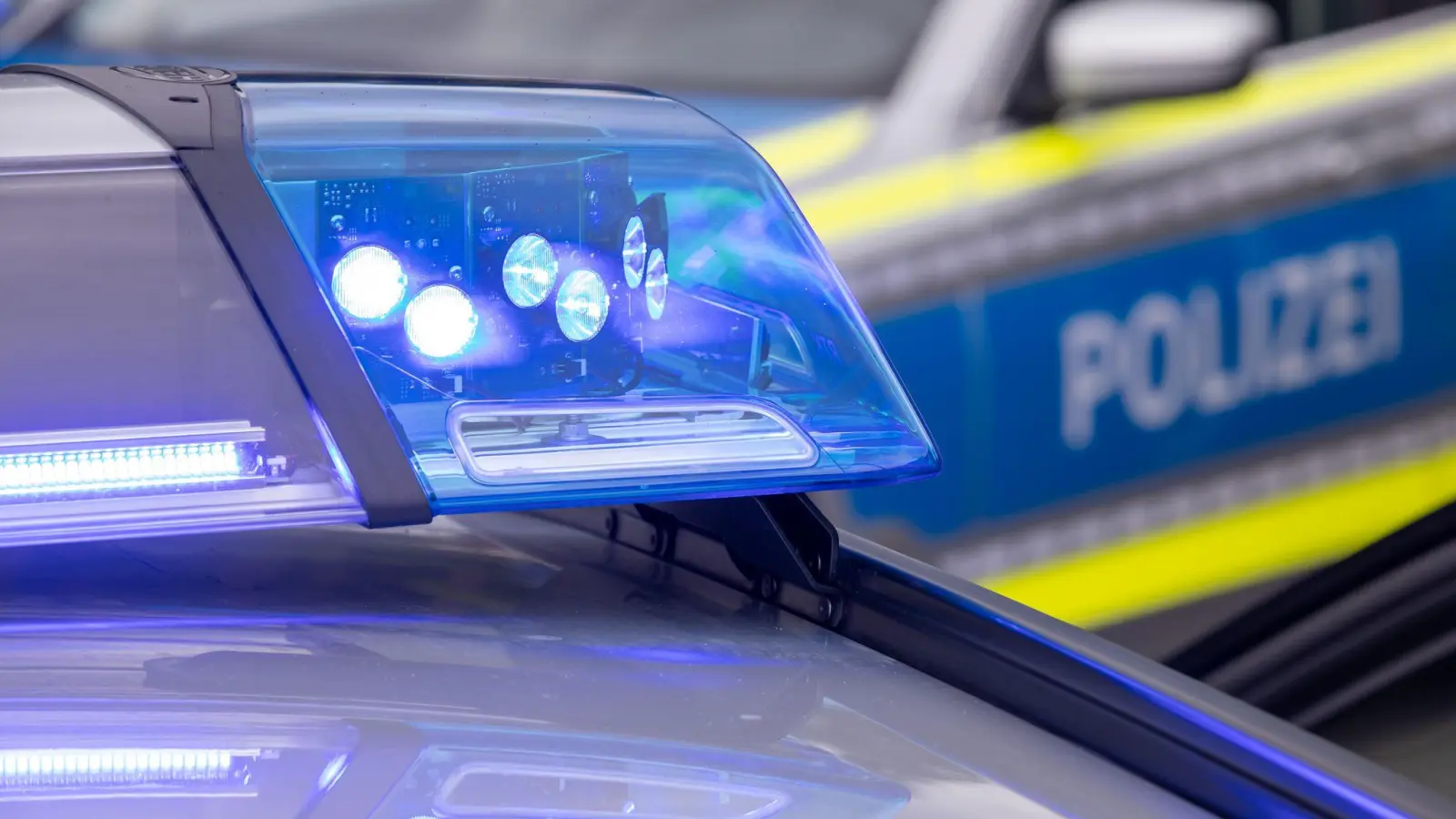 Ein Blaulicht auf dem Dach eines Polizeifahrzeugs. (zu dpa: «Streife holt schlafenden Schulschwänzer ab») (Bild: Daniel Karmann)