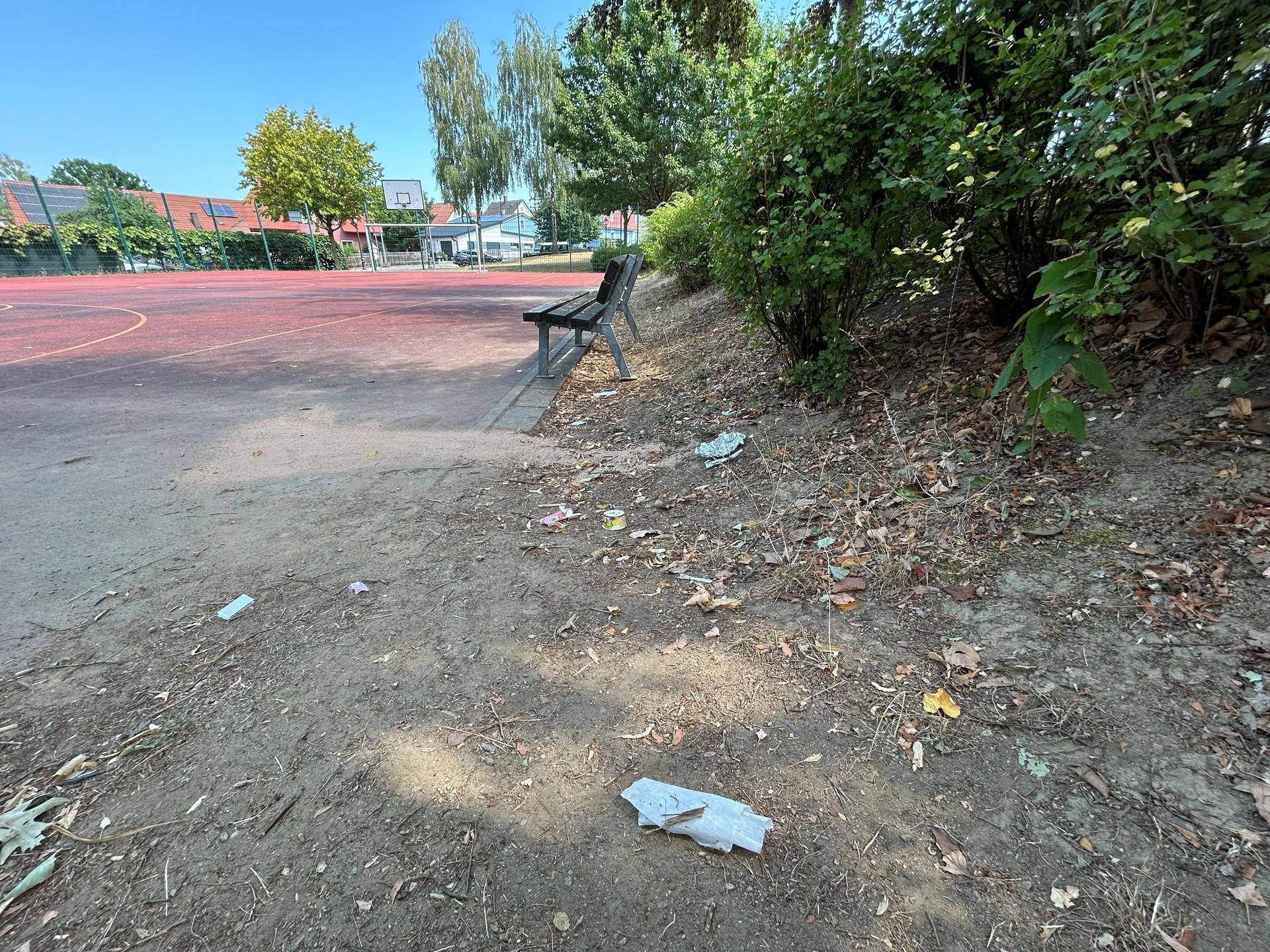 Verhältnismäßig sauber war es am Montagmittag am Bolzplatz in Vohenstrauß. Bürgermeister Uli Münchmeier appelliert an die Vernunft der Kinder und Jugendlichen, ihren Müll nicht einfach liegenzulassen. Im Ernstfall drohen Platzverweise. (Bild: ck)