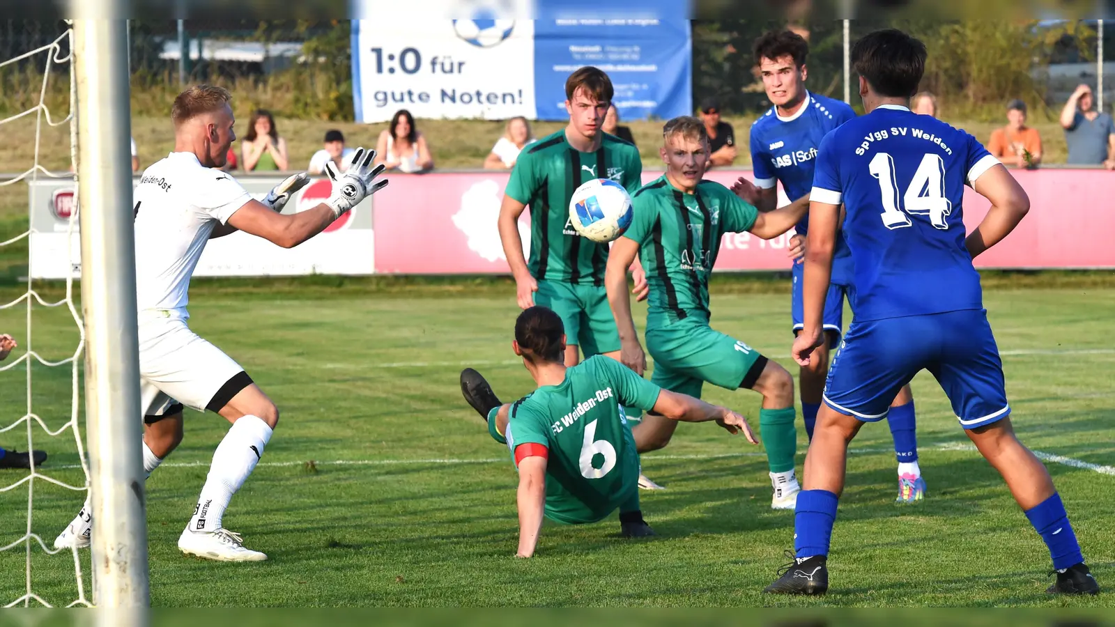 Ost-Torwart Eric Schlesinger (links) steht im Mittelpunkt dieser Strafraumszene, die Stürmer der SpVgg SV Weiden II (blaue Trikots) können jedoch nichts mit der Torchance anfangen. (Bild: Gerhard Büttner)