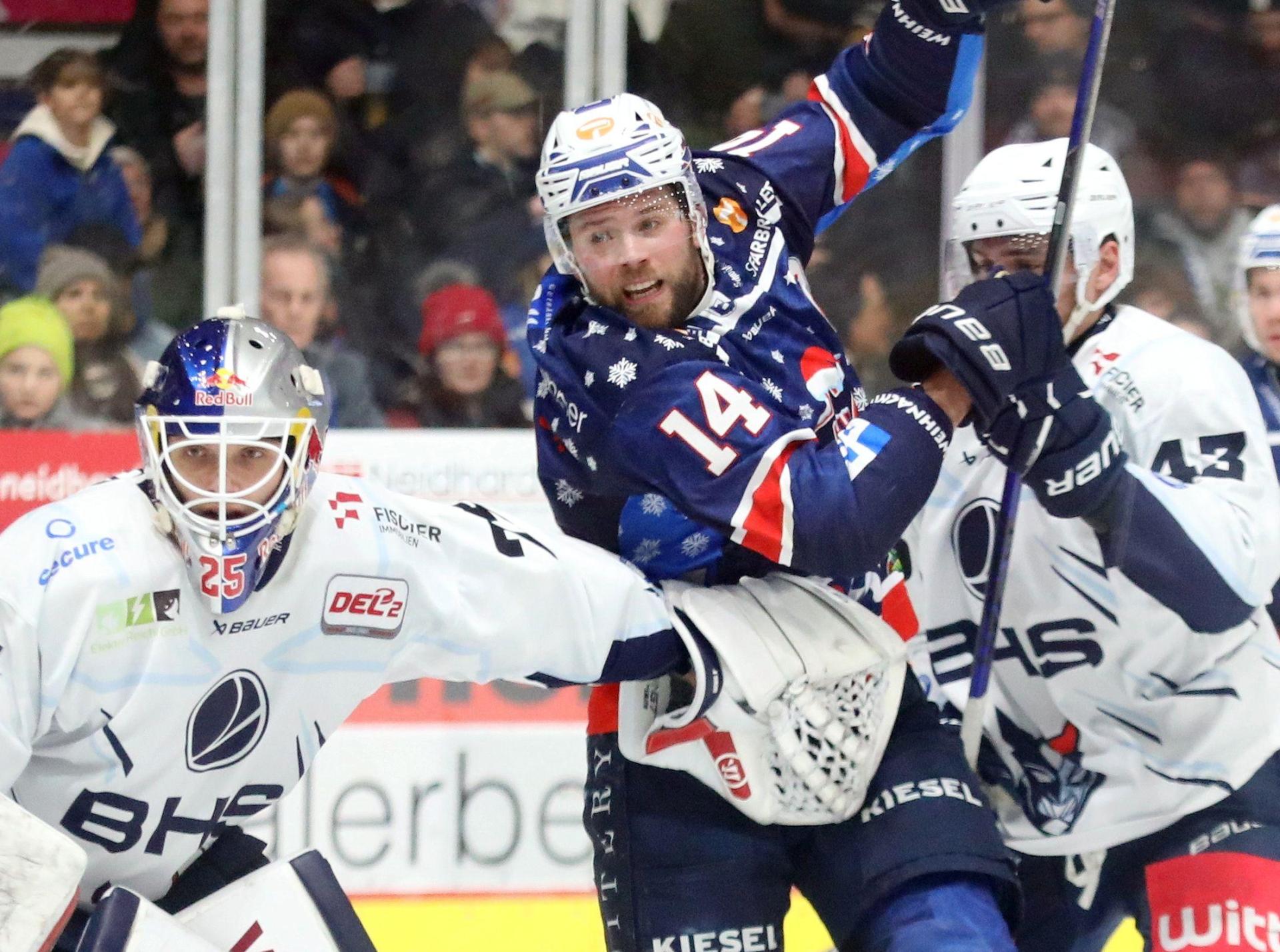 Torhüter Simon Wolf (links) hielt überragend, dennoch unterlagen die Blue Devils am Freitagabend in Ravensburg mit 2:3 nach Verlängerung. (Bild: Kim Enderle)