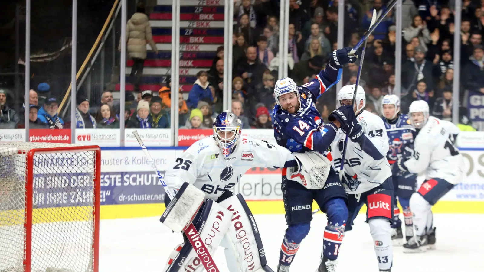 Torhüter Simon Wolf (links) hielt überragend, dennoch unterlagen die Blue Devils am Freitagabend in Ravensburg mit 2:3 nach Verlängerung. (Bild: Kim Enderle)