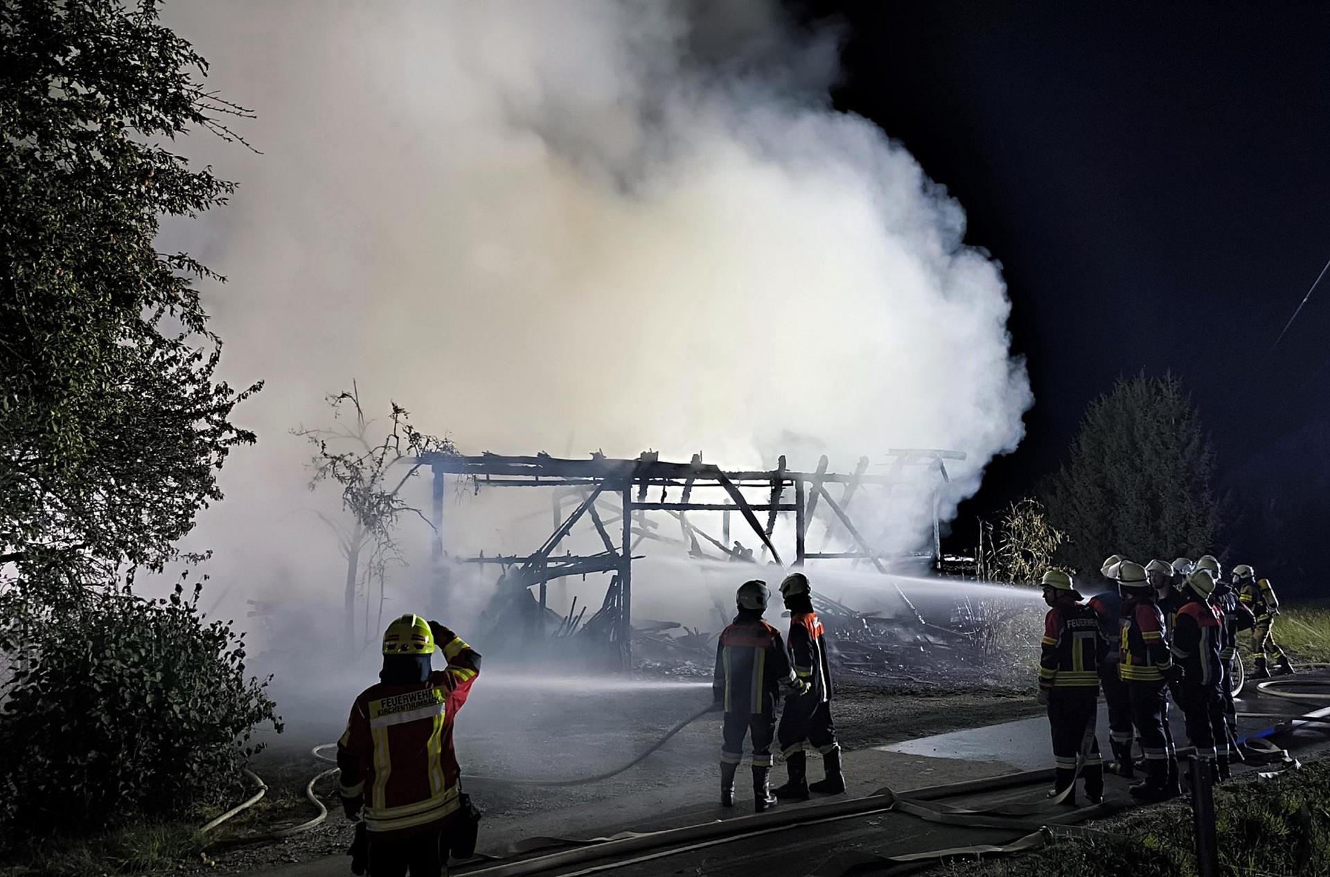 In der Erstmeldung war von einem Waldbrand die Rede, doch dann stellte sich heraus, dass eine Scheune in Flammen stand. (Symbolbild: jma)