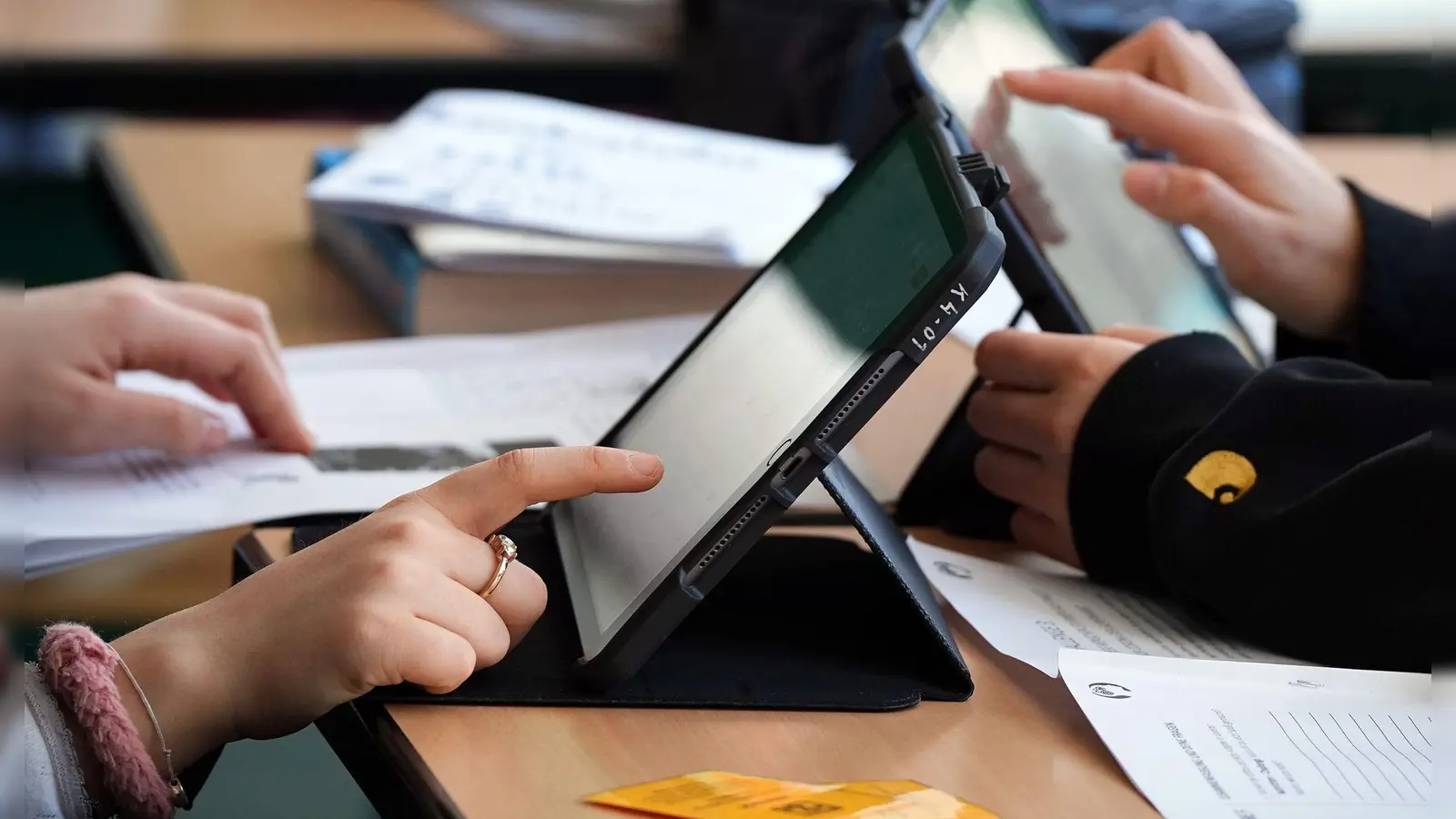 Tablets oder Laptops gehören an vielen Schulen zum Unterricht dazu. (Archivbild)  (Bild: Soeren Stache/dpa)