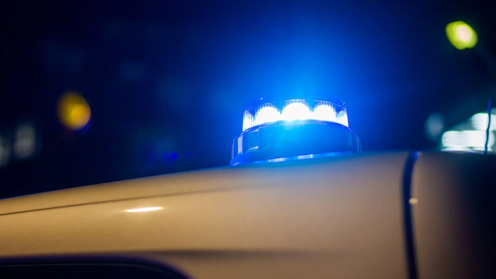Ein Blaulicht leuchtet auf dem Dach eines Polizeifahrzeugs. (Bild: Fernando Gutierrez-Juarez/dpa/Symbolbild)