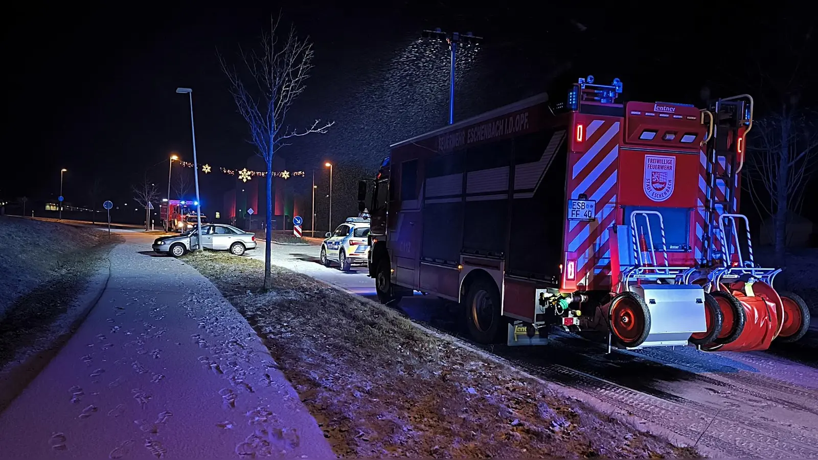 Im Schneetreiben kam in Eschenbach ein Autofahrer ins Rutschen. (Bild: Jürgen Masching)