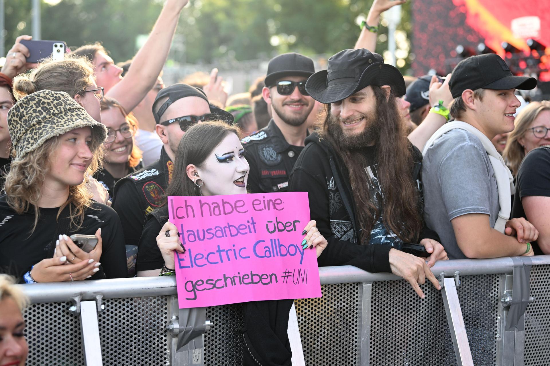 Angenehme „Feldforschung”: Was sie für ihre Hausarbeit bekommen hat, wusste der Electric-Callboy-Fan am Konzert noch nicht. (Bild: Tobias Schwarzmeier)