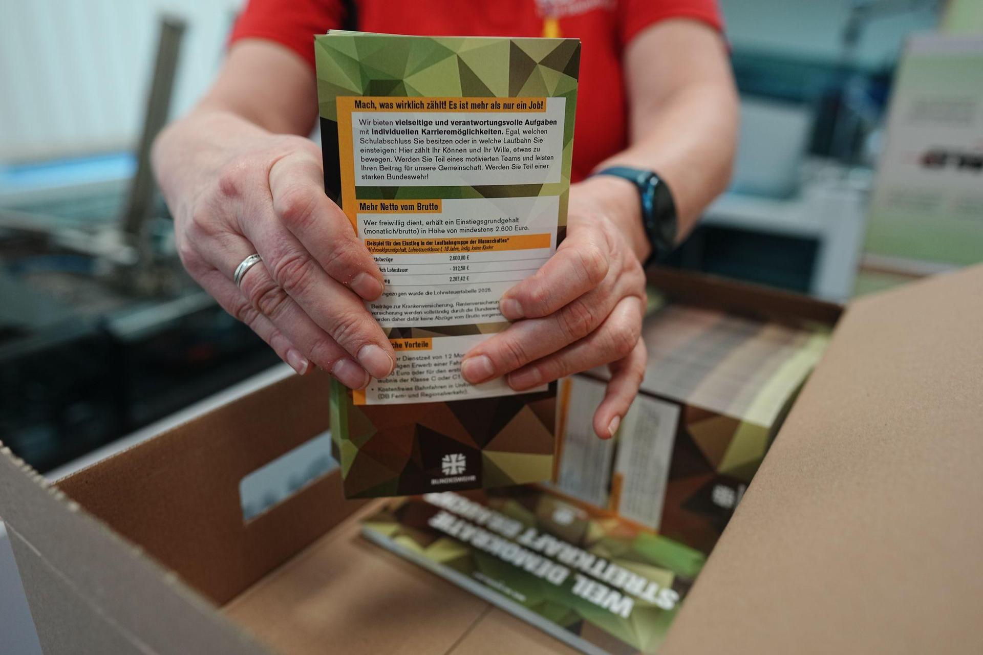 Neuer Wehrdienst - Erste Fragebögen werden verschickt (Bild: Kay Nietfeld/dpa)