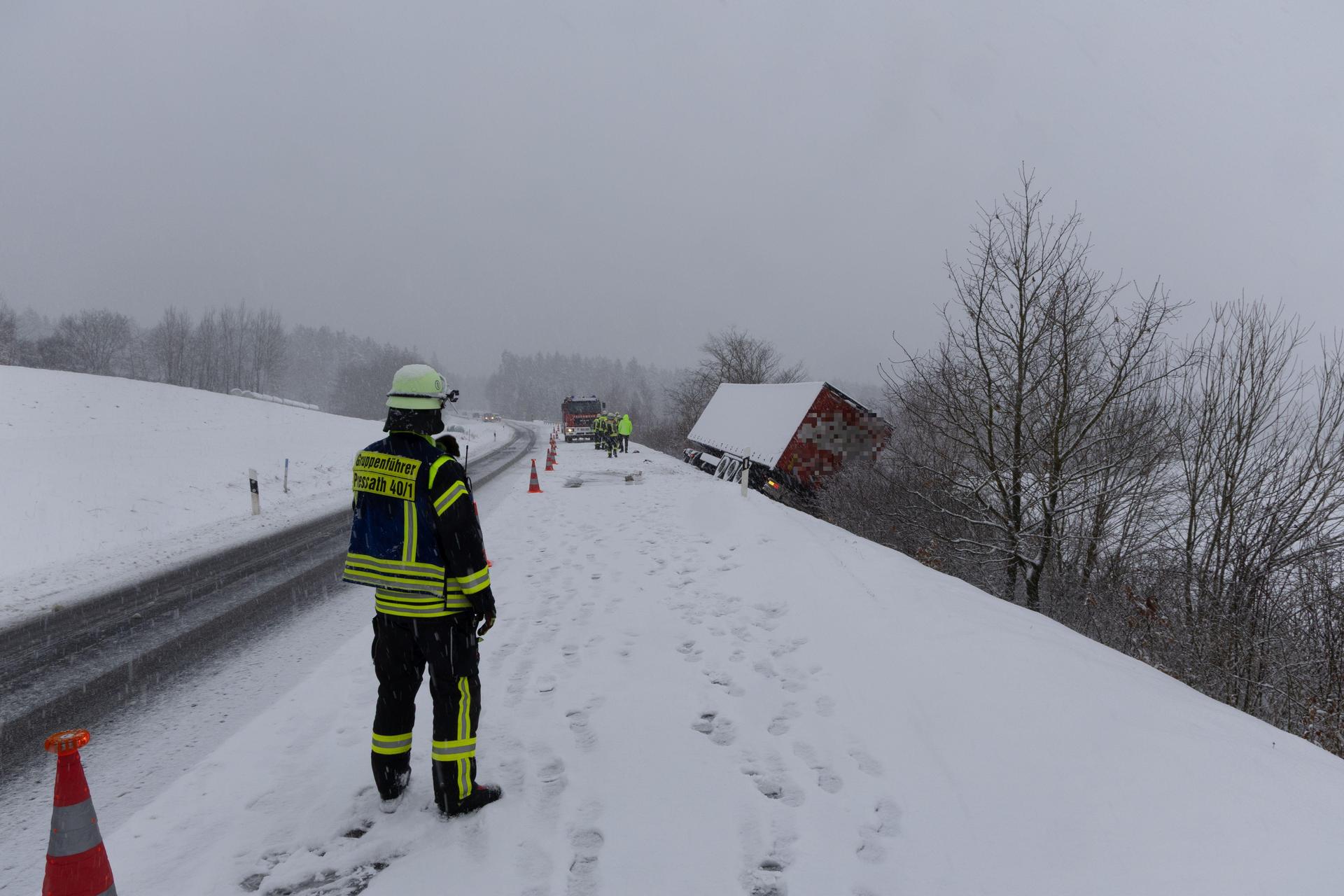 Ein Sattelzug ist auf der Bundesstraße B 299 zwischen Erbendorf und Pressath in eine Böschung gerutscht.  (Bild: Roland Wellenhoefer)