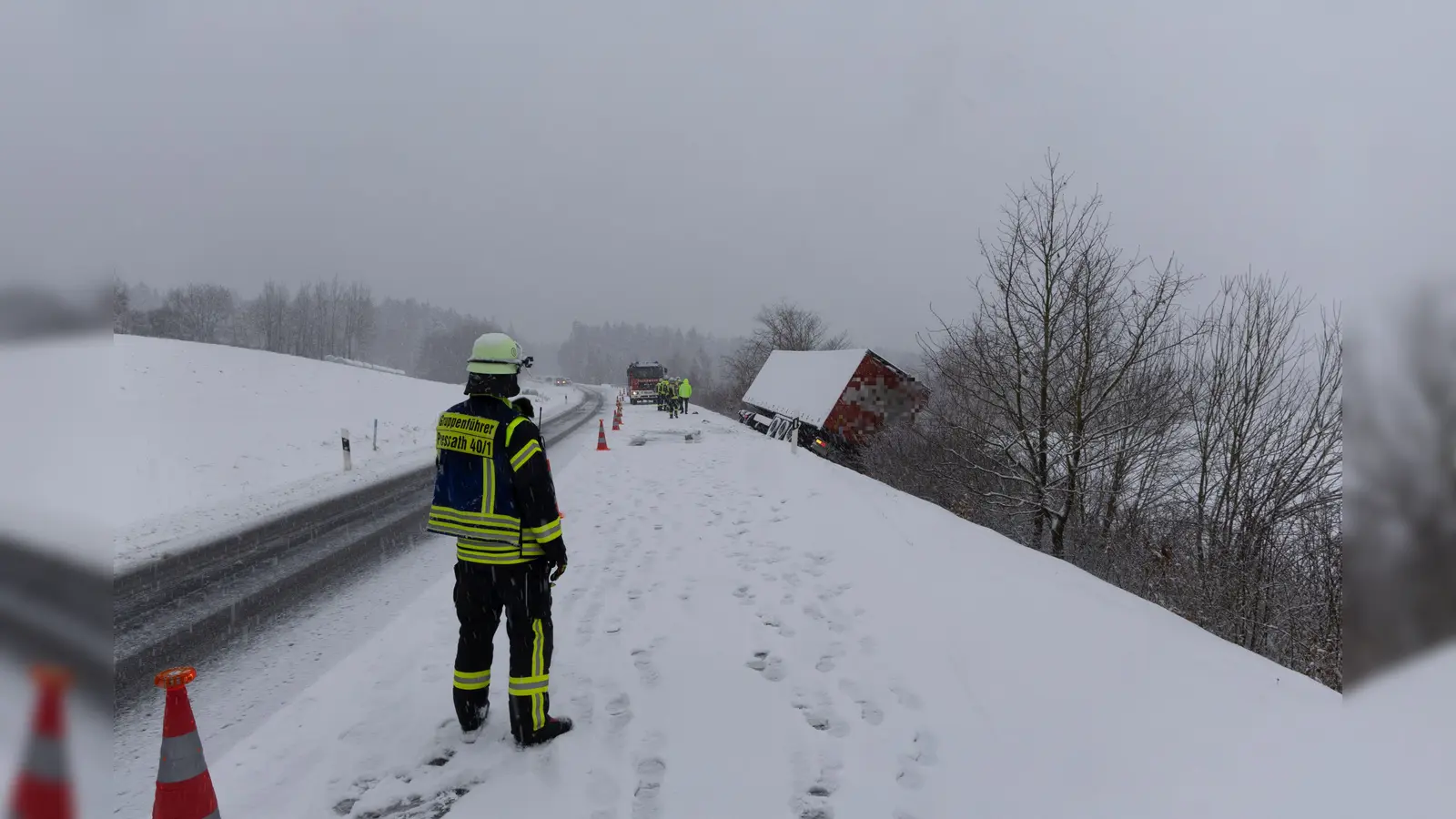 Ein Sattelzug ist auf der Bundesstraße B 299 zwischen Erbendorf und Pressath in eine Böschung gerutscht.  (Bild: Roland Wellenhoefer)