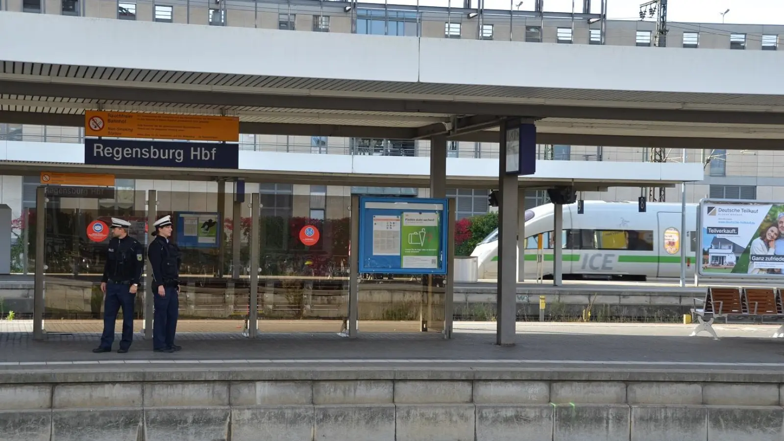 Eine Polizeistreife steht am Hauptbahnhof in Regensburg. (Symbolbild: Bundespolizei)