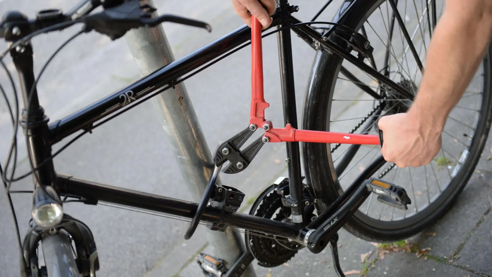 Ein Fahrrad wurde im Stockerhutweg in Weiden gestohlen.  (Symbolbild: Andreas Gebert/dpa/Illustration)
