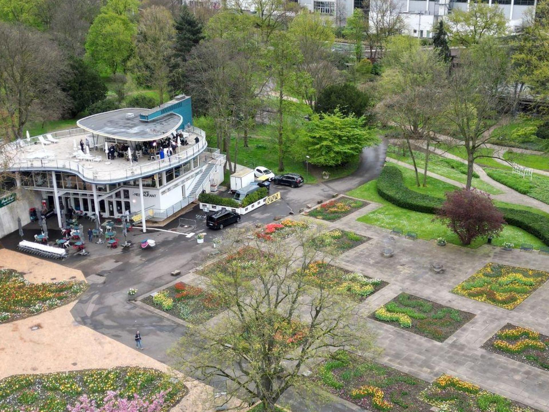 Blick auf den Rheinpark, wo der Fernsehsender RTL eine provisorische Übertragungsstation aufgebaut hat. (Bild: Sascha Thelen/dpa)