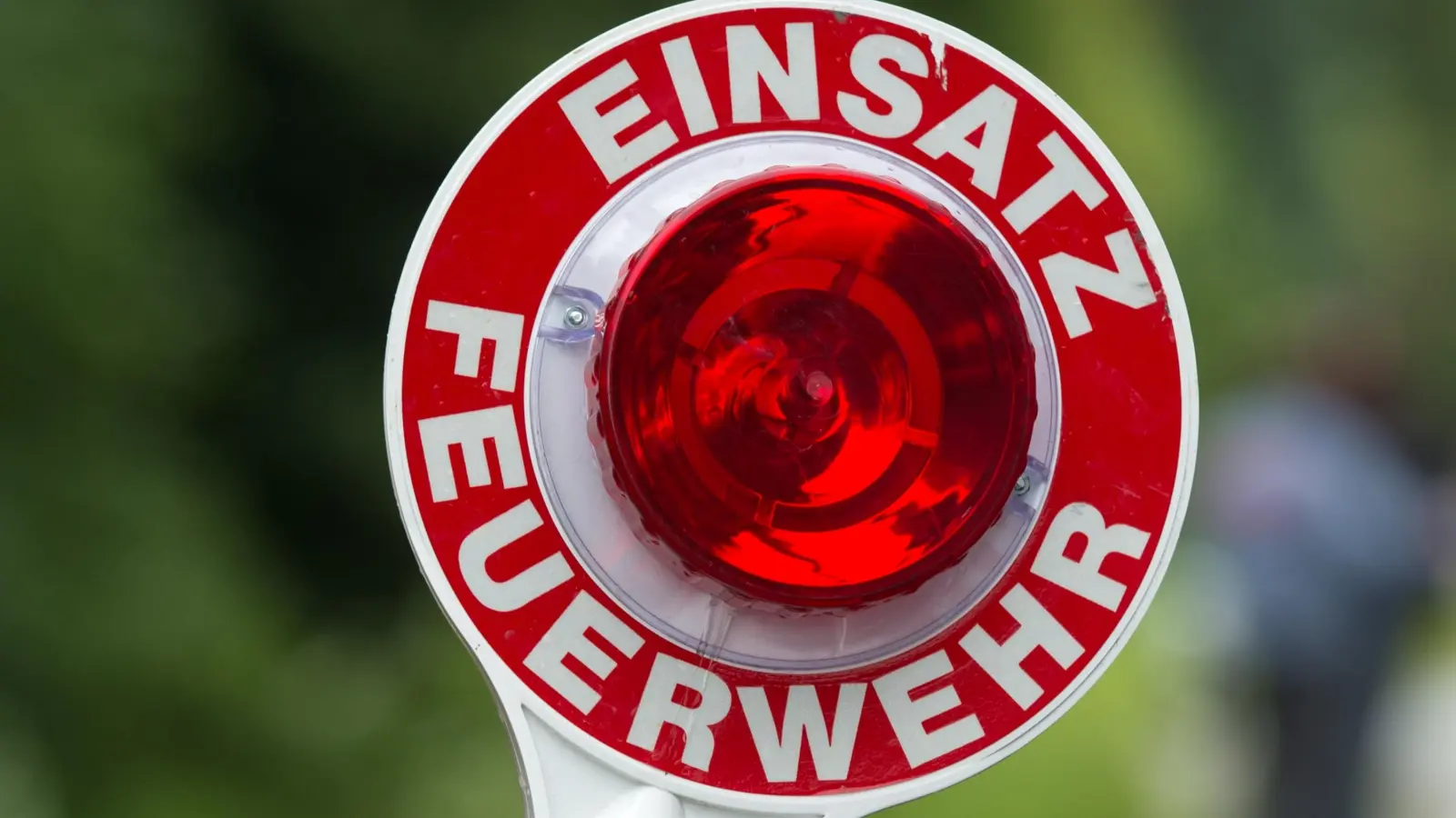 Die Feuerwehr ist derzeit in Rückersrieth bei Moosbach im Einsatz. (Symbolbild: Armin Weigel/dpa)