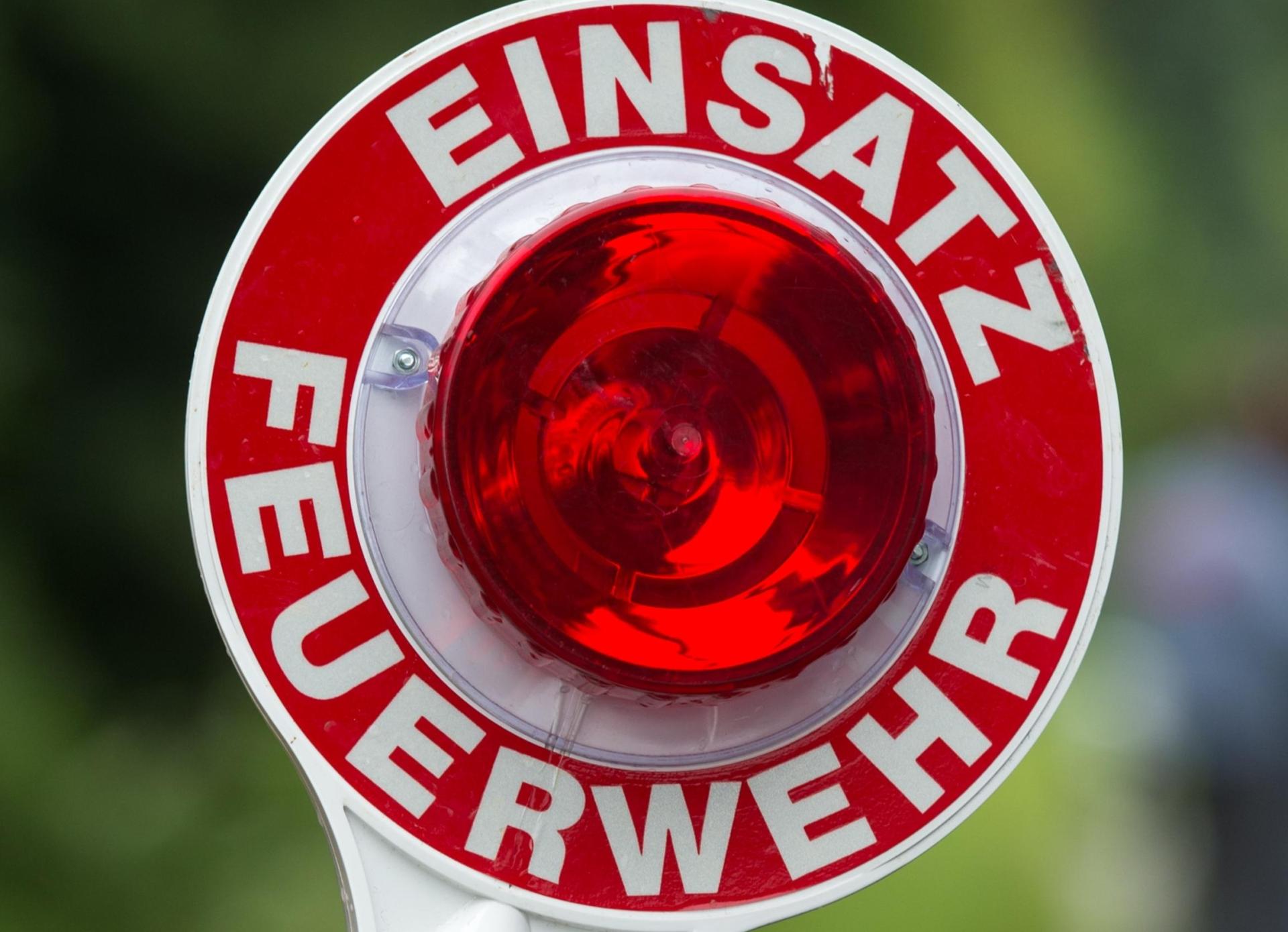 Ein Autofahrer bedrängt einen Feuerwehrmann bei einem Einsatz.  (Bild: Armin Weigel/dpa)