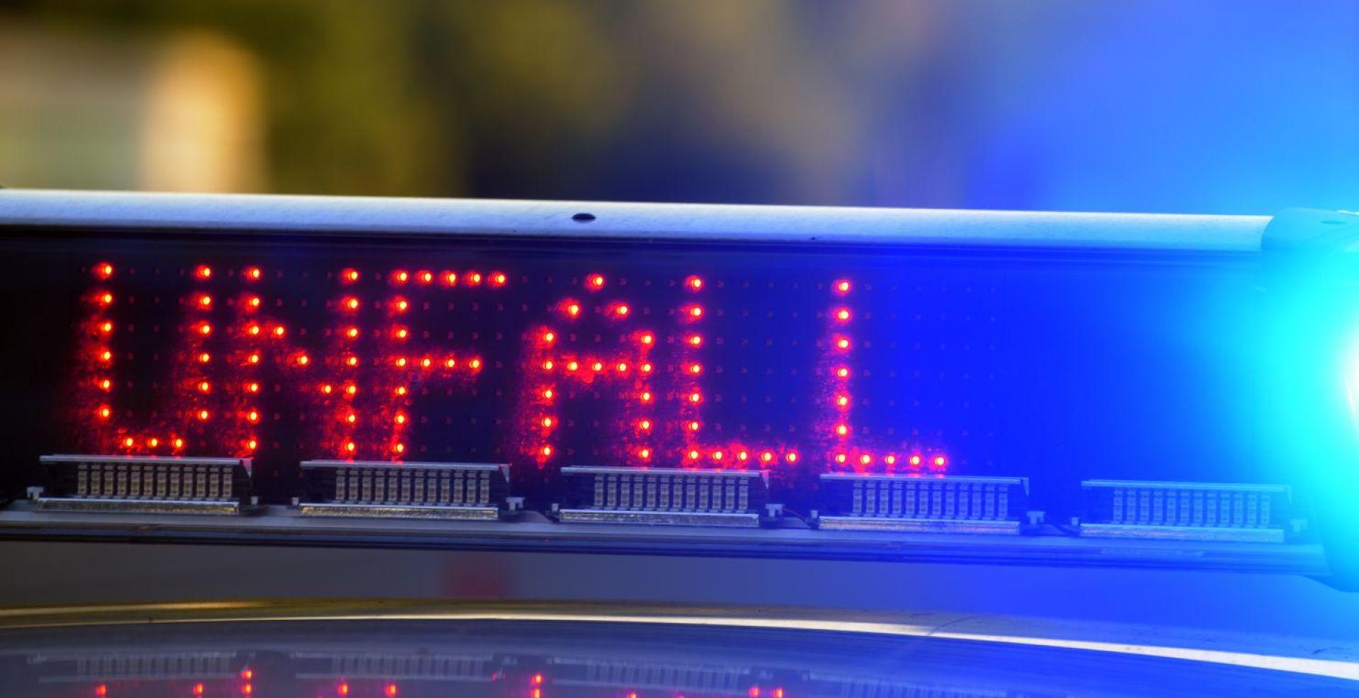 Ein 23-Jähriger war laut Polizei mit seinem PS-Boliden bei Lederdorn zu schnell unterwegs – beim Überholen hat er einen Unfall mit vier Schwerverletzten verursacht. (Symbolbild: Stefan Puchner/dpa)