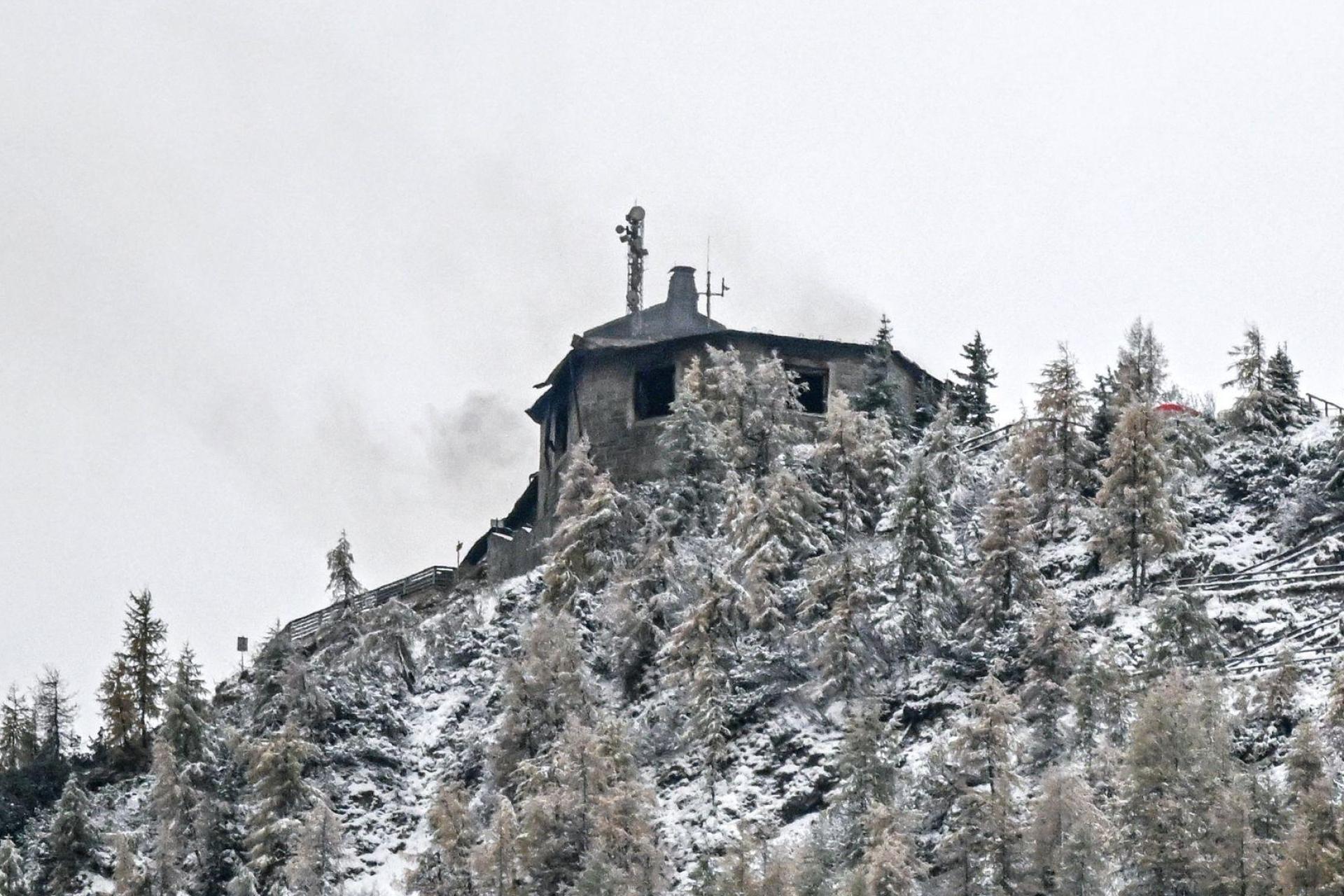 Das Feuer beschädigte das historische Gebäude schwer. (Bild: Jason Tschepljakow/dpa)