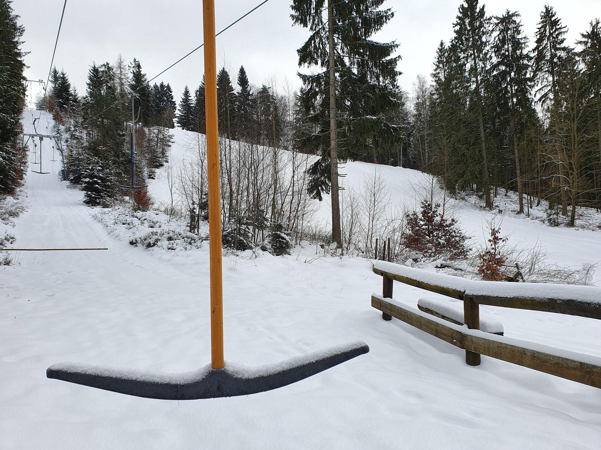 Brettlfans dürfen sich freuen: Nun öffnet der Skilift am Wurmstein. (Archivbild: Lowak)
