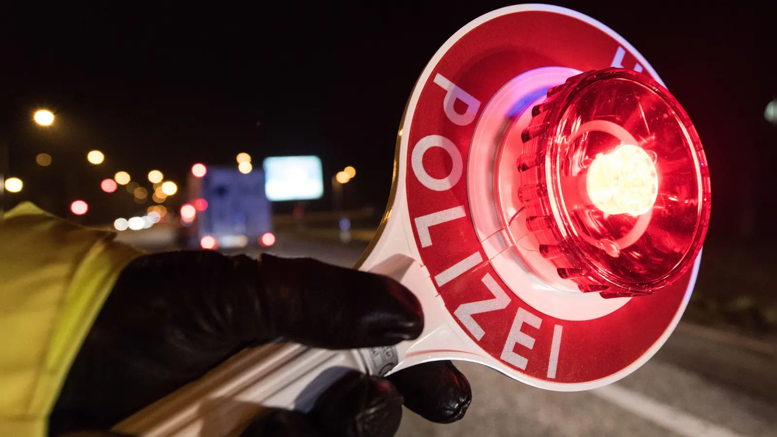 Ein 25-Jähriger soll in Weiden ohne Fahrerlaubnis mit einem Mietwagen gefahren sein. (Symbolbild: Patrick Seeger/dpa)