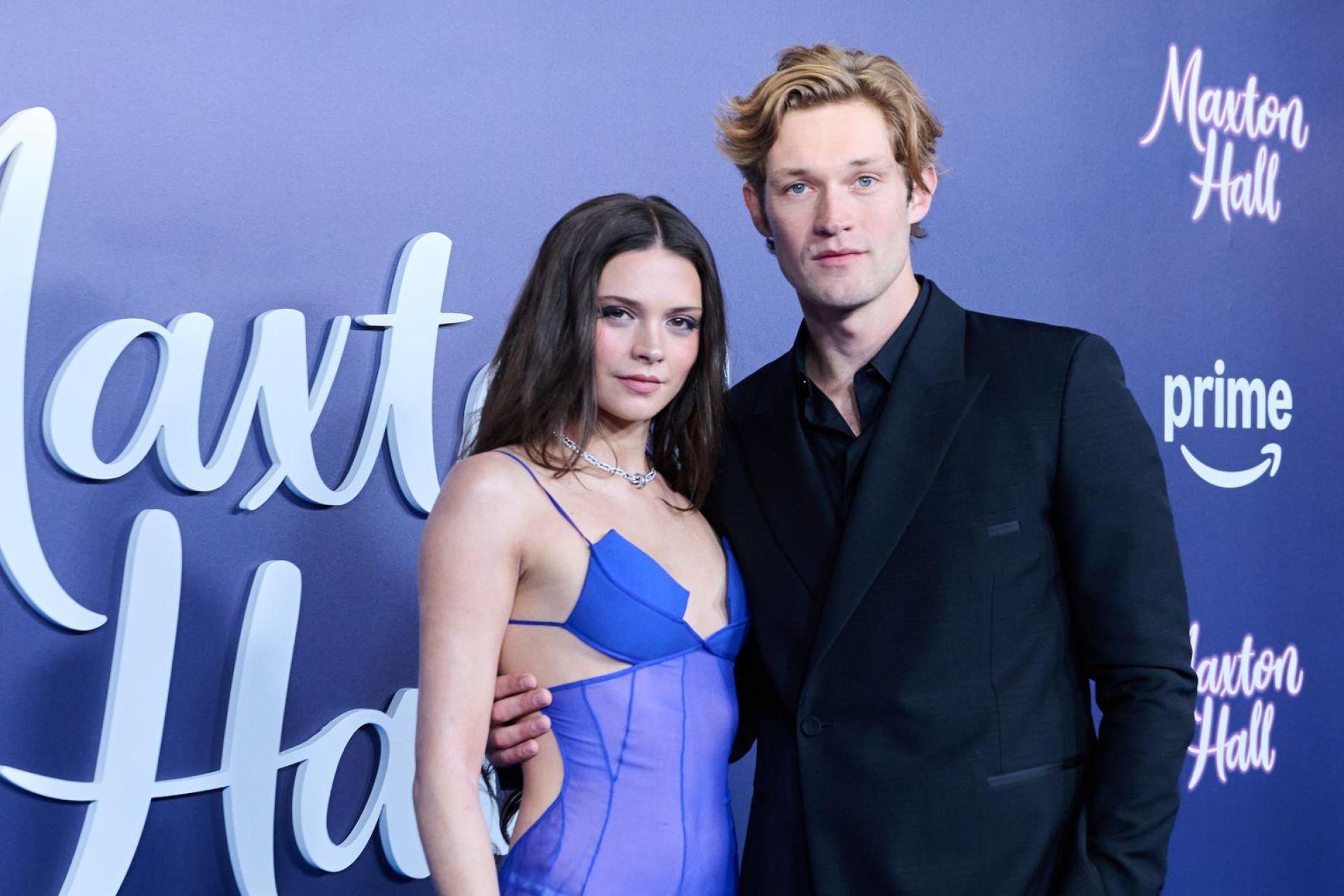 Die Hauptdarsteller Harriet Herbig-Matten (l) und Damian Hardung wurden durch „Maxton Hall“ zu Stars. (Archivbild)  (Bild: Annette Riedl/dpa)
